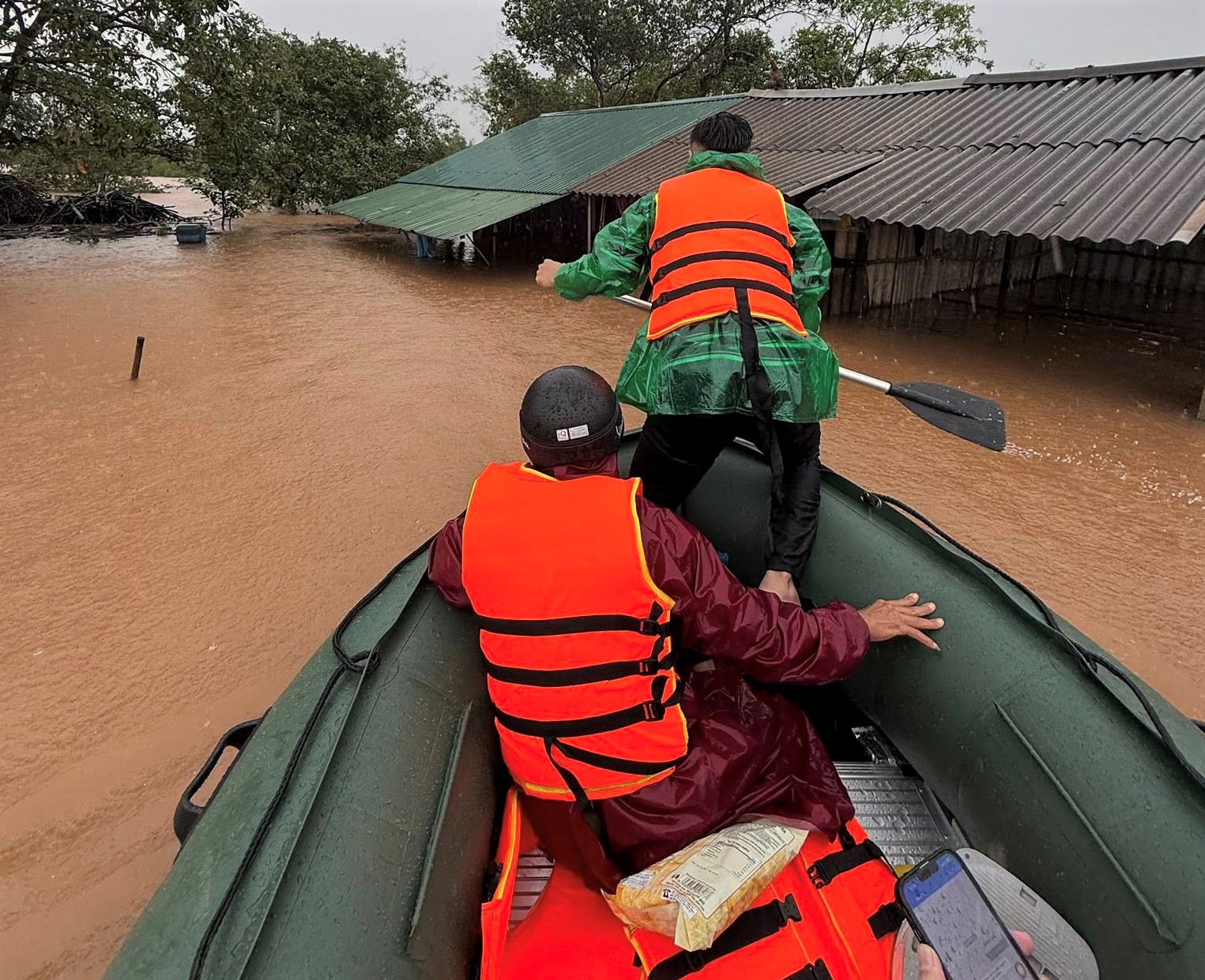 Người Hà Tĩnh dìu nhau qua những ngày chìm trong mưa lũ- Ảnh 6. Người Hà Tĩnh dìu nhau qua những ngày chìm trong mưa lũ- Ảnh 6.
