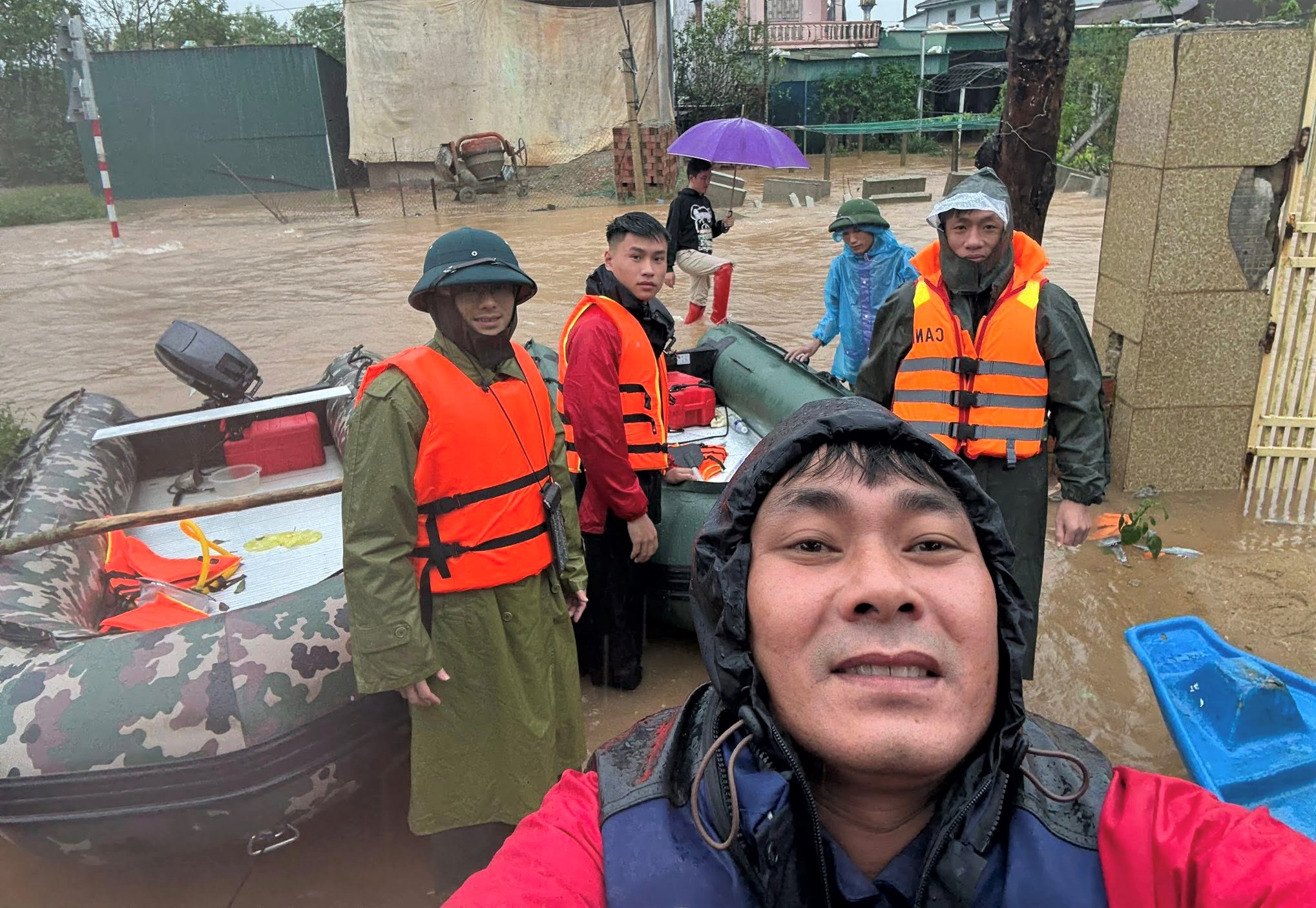 Người Hà Tĩnh dìu nhau qua những ngày chìm trong mưa lũ- Ảnh 4. Người Hà Tĩnh dìu nhau qua những ngày chìm trong mưa lũ- Ảnh 4.