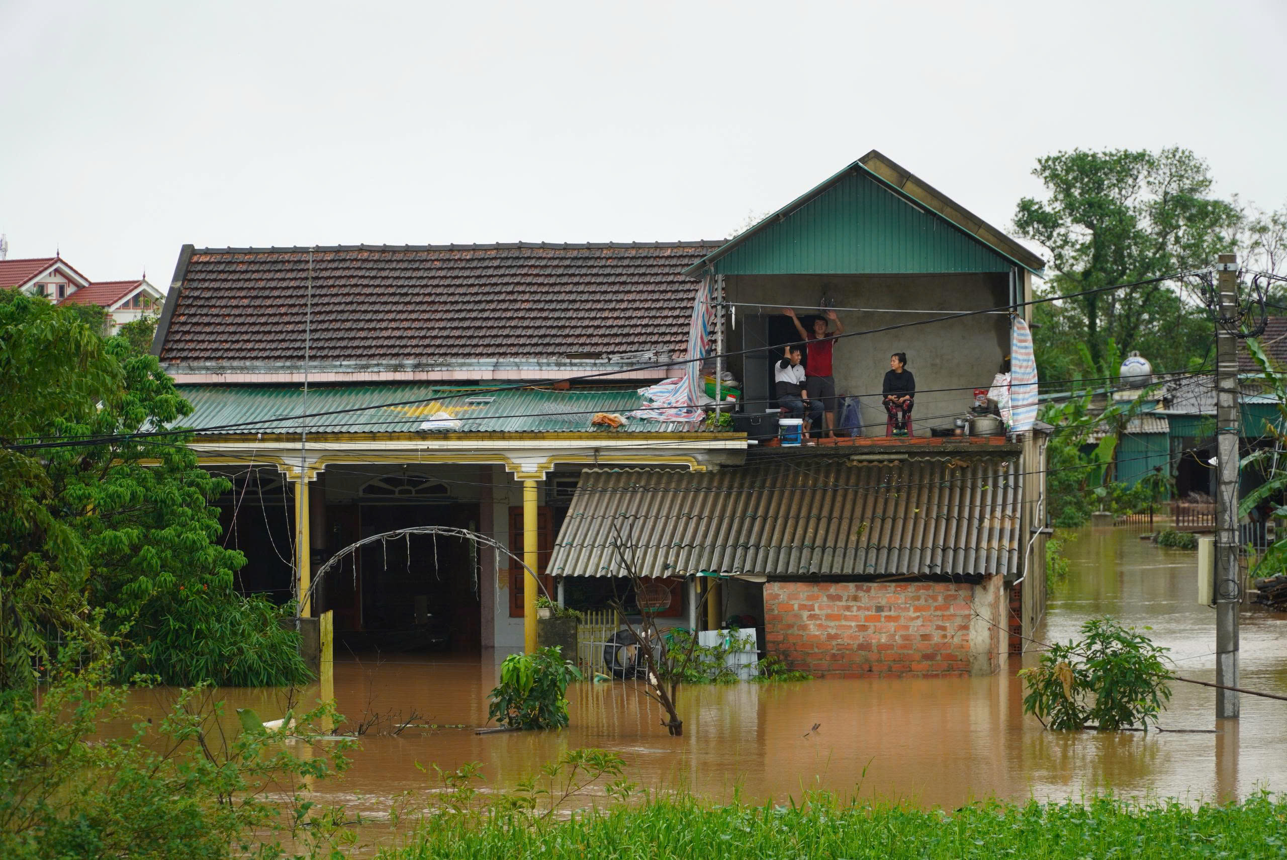 Người Hà Tĩnh dìu nhau qua những ngày chìm trong mưa lũ- Ảnh 2. Người Hà Tĩnh dìu nhau qua những ngày chìm trong mưa lũ- Ảnh 2.