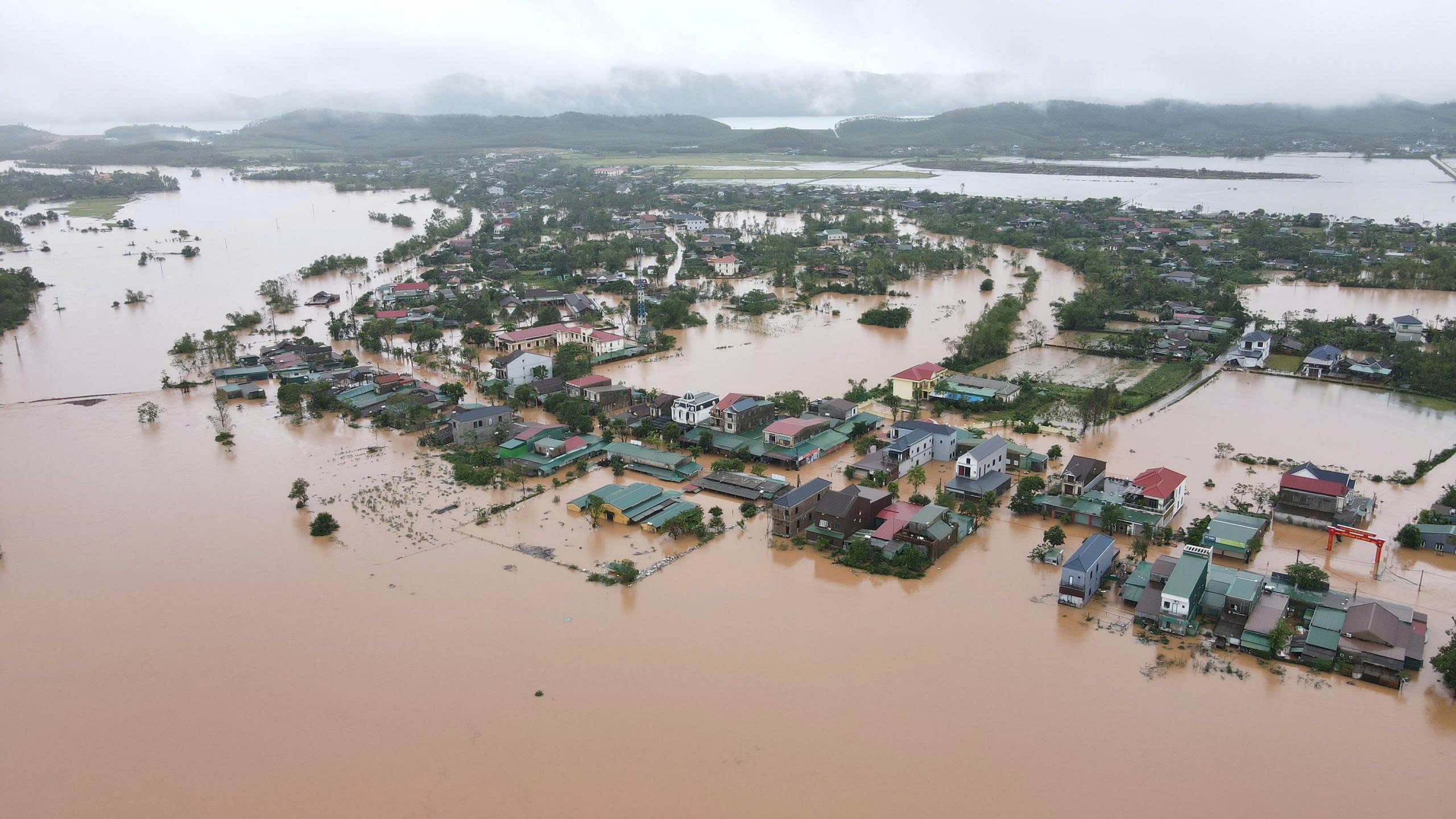 Người Hà Tĩnh dìu nhau qua những ngày chìm trong mưa lũ- Ảnh 1. Người Hà Tĩnh dìu nhau qua những ngày chìm trong mưa lũ- Ảnh 1.