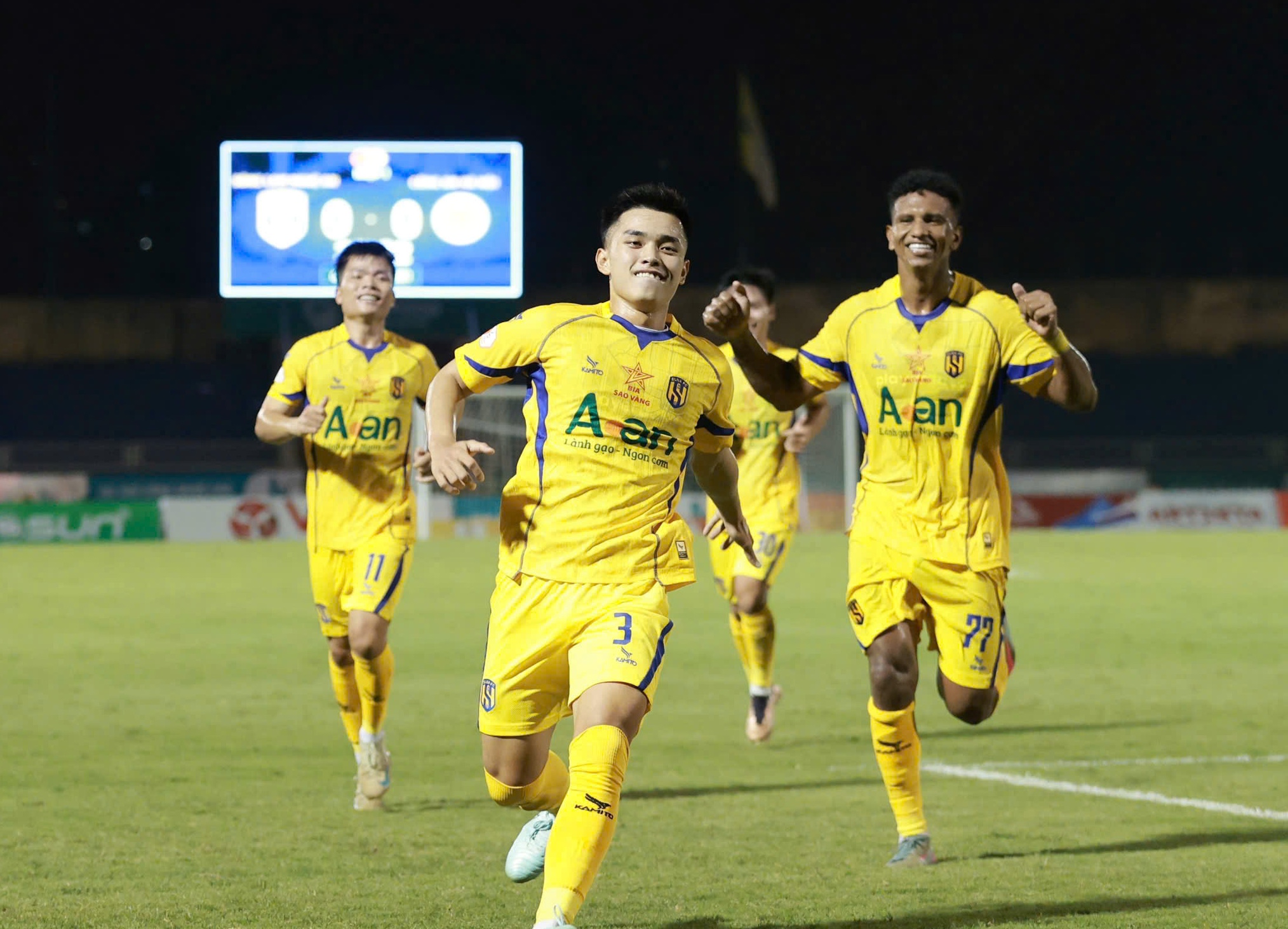 تشتعل المنافسة في دوري V-League مع سباق  V-League nóng hầm hập với cuộc đua của 'ngũ... khổ tướng': HAGL đáy bảng nhưng le lói ánh sáng- Ảnh 4.