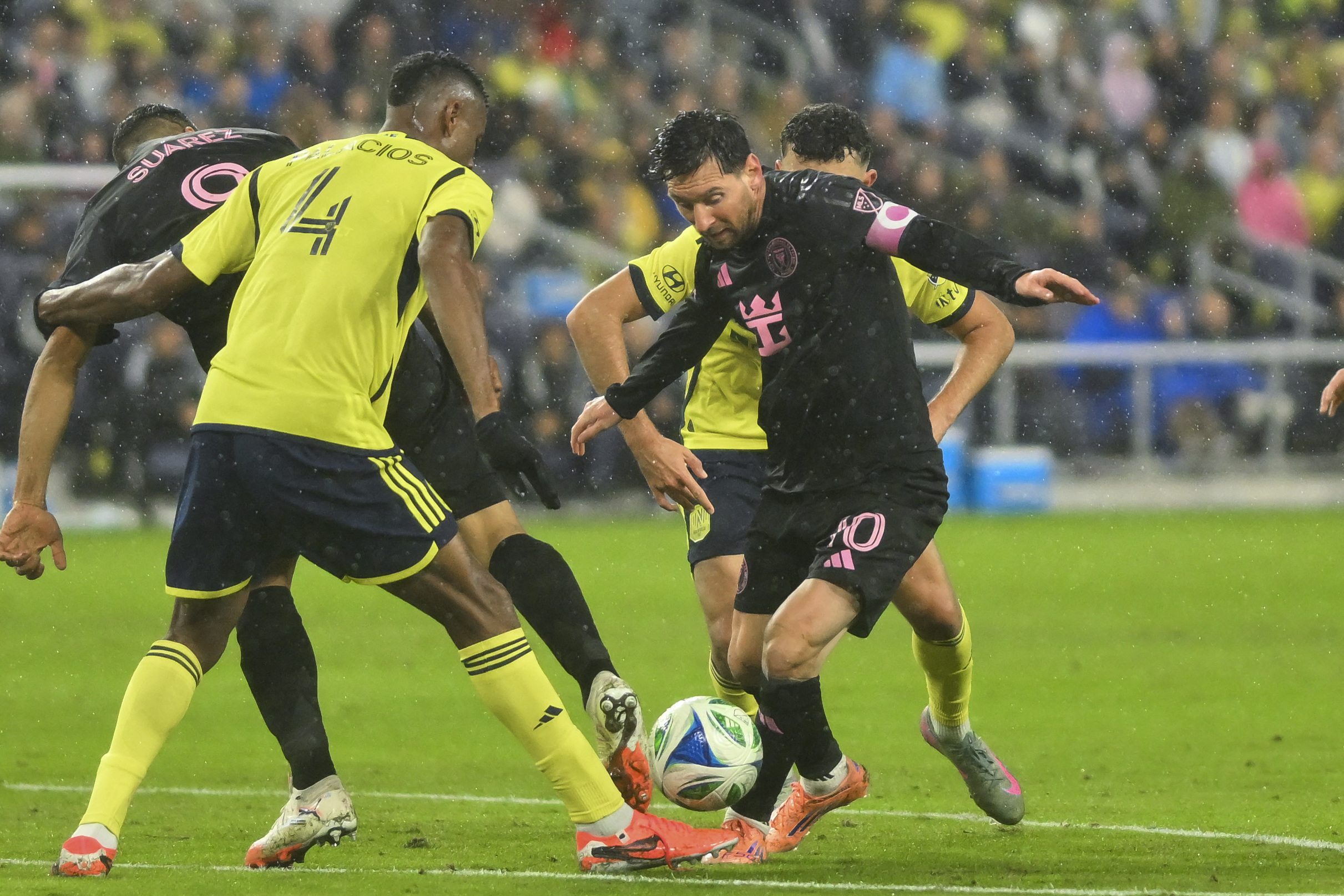 Ronaldo lập cú đúp giúp Al Nassr toàn thắng, Messi ghi siêu phẩm nhưng Inter Miami lại phải…- Ảnh 1.