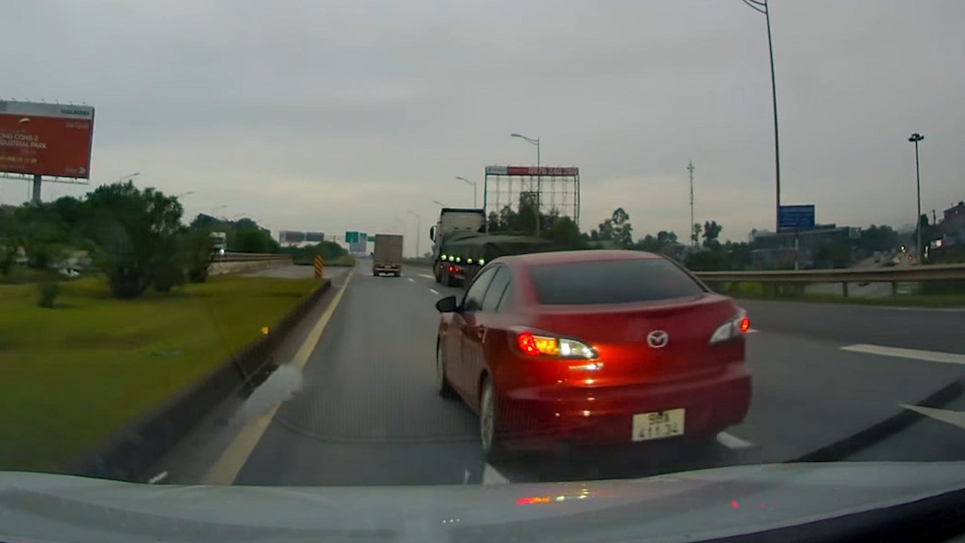 Tình huống nào dễ dẫn đến tai nạn liên hoàn khi lái xe trên cao tốc?- Ảnh 3.