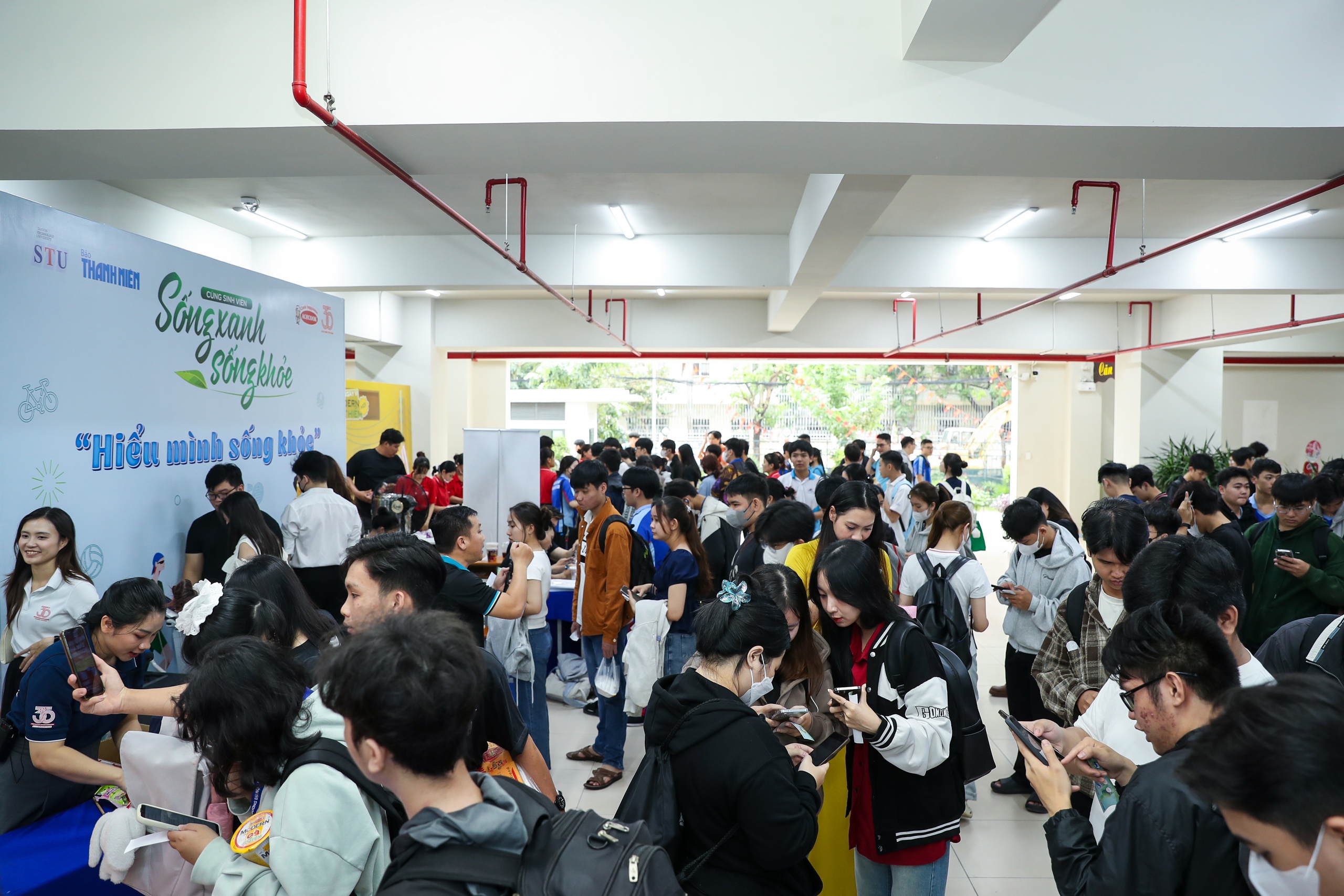 Sinh viên phân loại rác đổi quà: Sống xanh sống khỏe không khó - Ảnh 1.