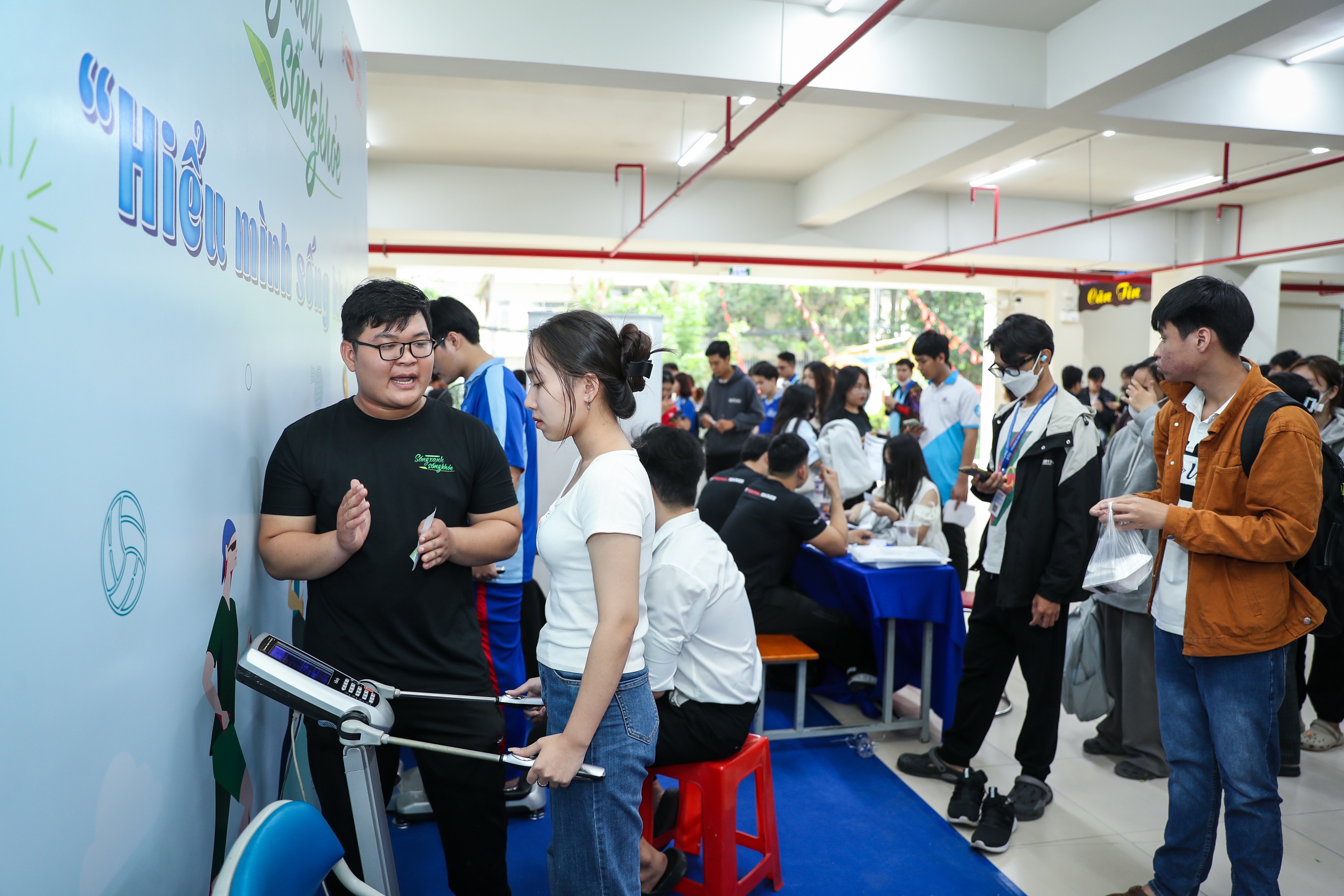 Sinh viên phân loại rác đổi quà: Sống xanh sống khỏe không khó - Ảnh 4.