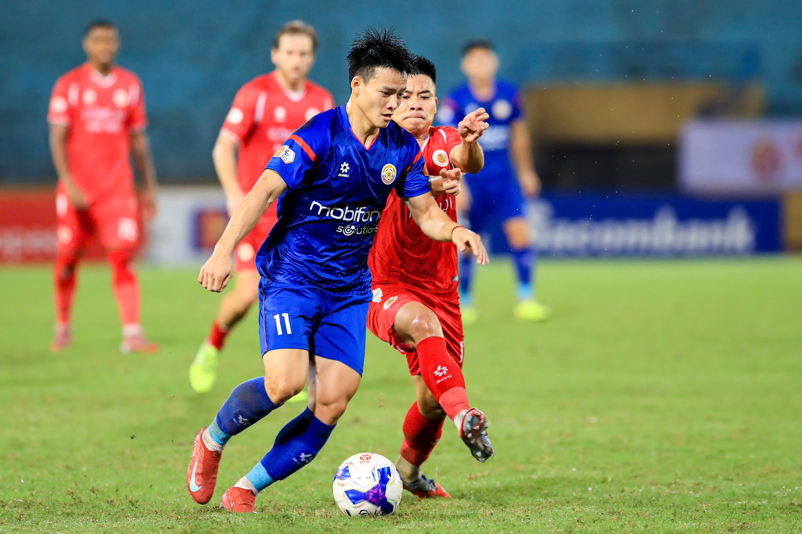 تشتعل المنافسة في دوري V-League مع سباق  V-League nóng hầm hập với cuộc đua của 'ngũ... khổ tướng': HAGL đáy bảng nhưng le lói ánh sáng- Ảnh 1.