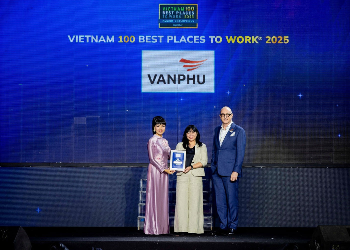 Văn Phú được vinh danh Top 100 nơi làm việc tốt nhất Việt Nam 2025 - Ảnh 1.
