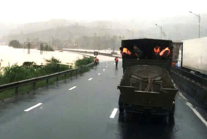 Đắk Lắk tổng lực cứu người dân vùng lũ Phú Yên cũ- Ảnh 6.