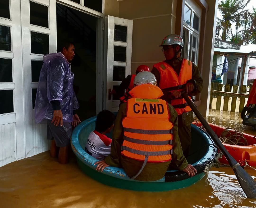 Đắk Lắk tổng lực cứu người dân vùng lũ Phú Yên cũ- Ảnh 5.