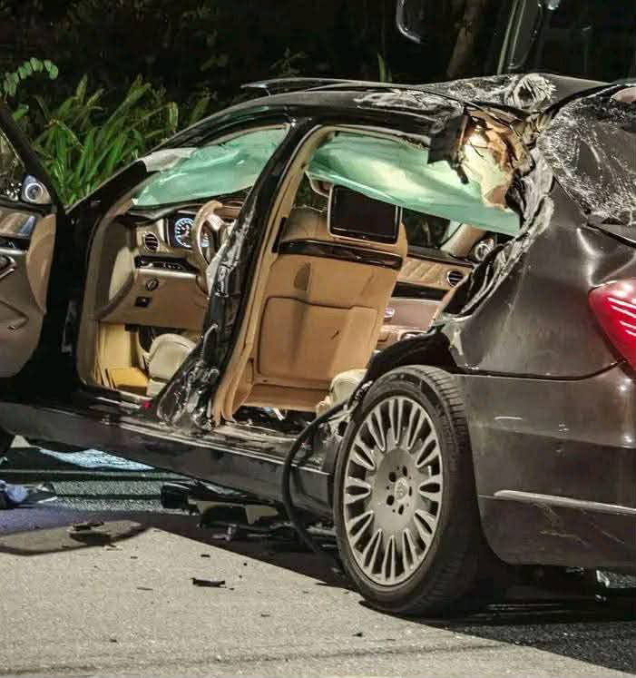 Xe sang Maybach S600 nát bét sau cú tông vào xe khách đỗ ven đường- Ảnh 3.