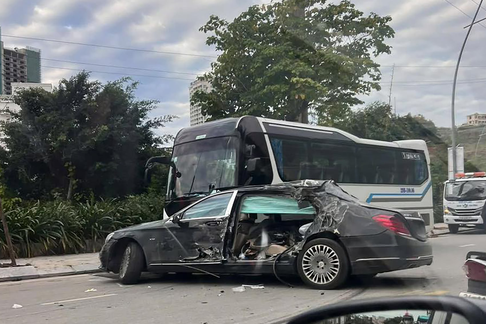 Xe sang Maybach S600 nát bét sau cú tông vào xe khách đỗ ven đường- Ảnh 1.