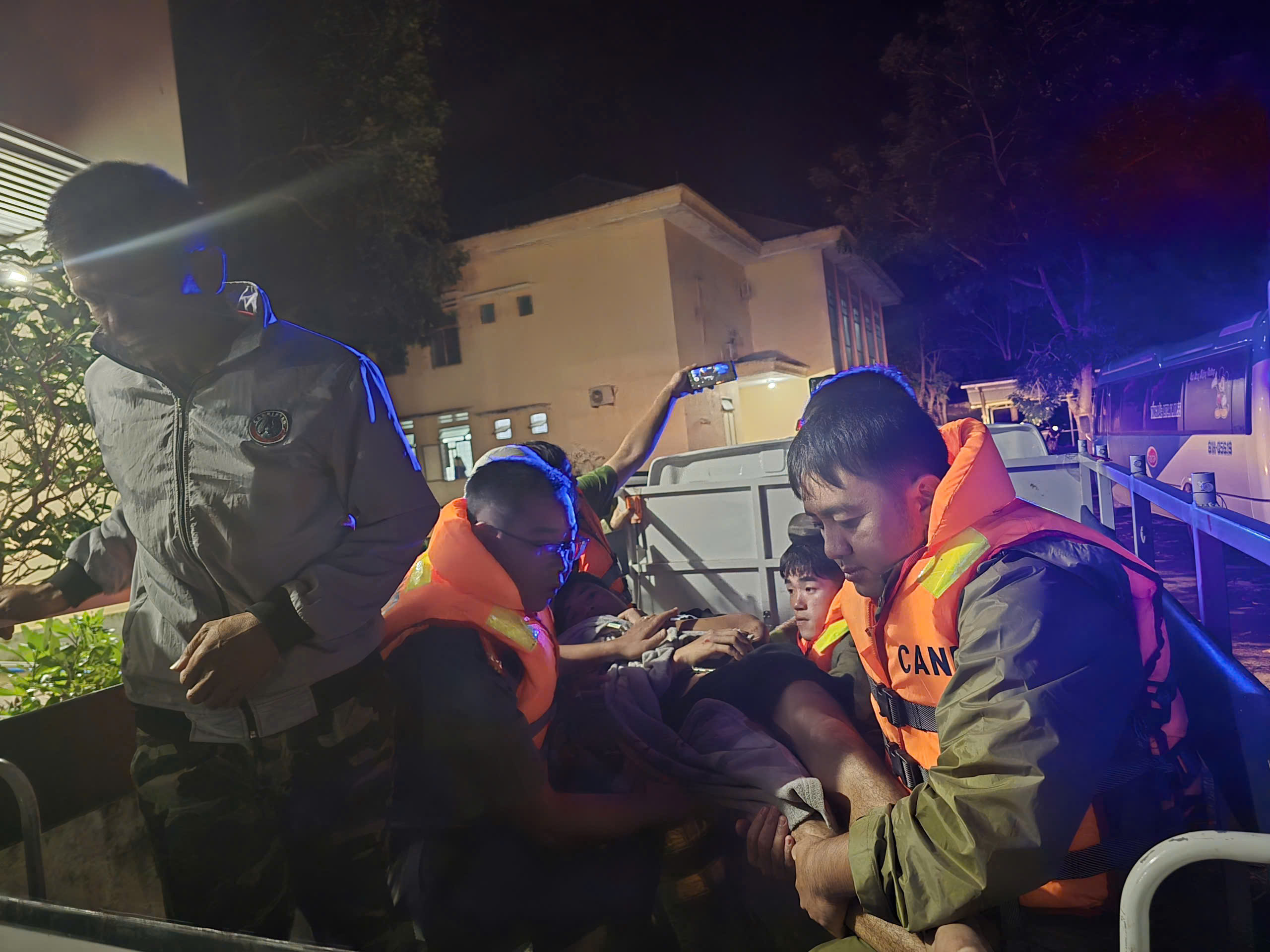 Mưa lũ Gia Lai: Công an cứu 2 trường hợp gặp nạn trong đêm - Ảnh 2.