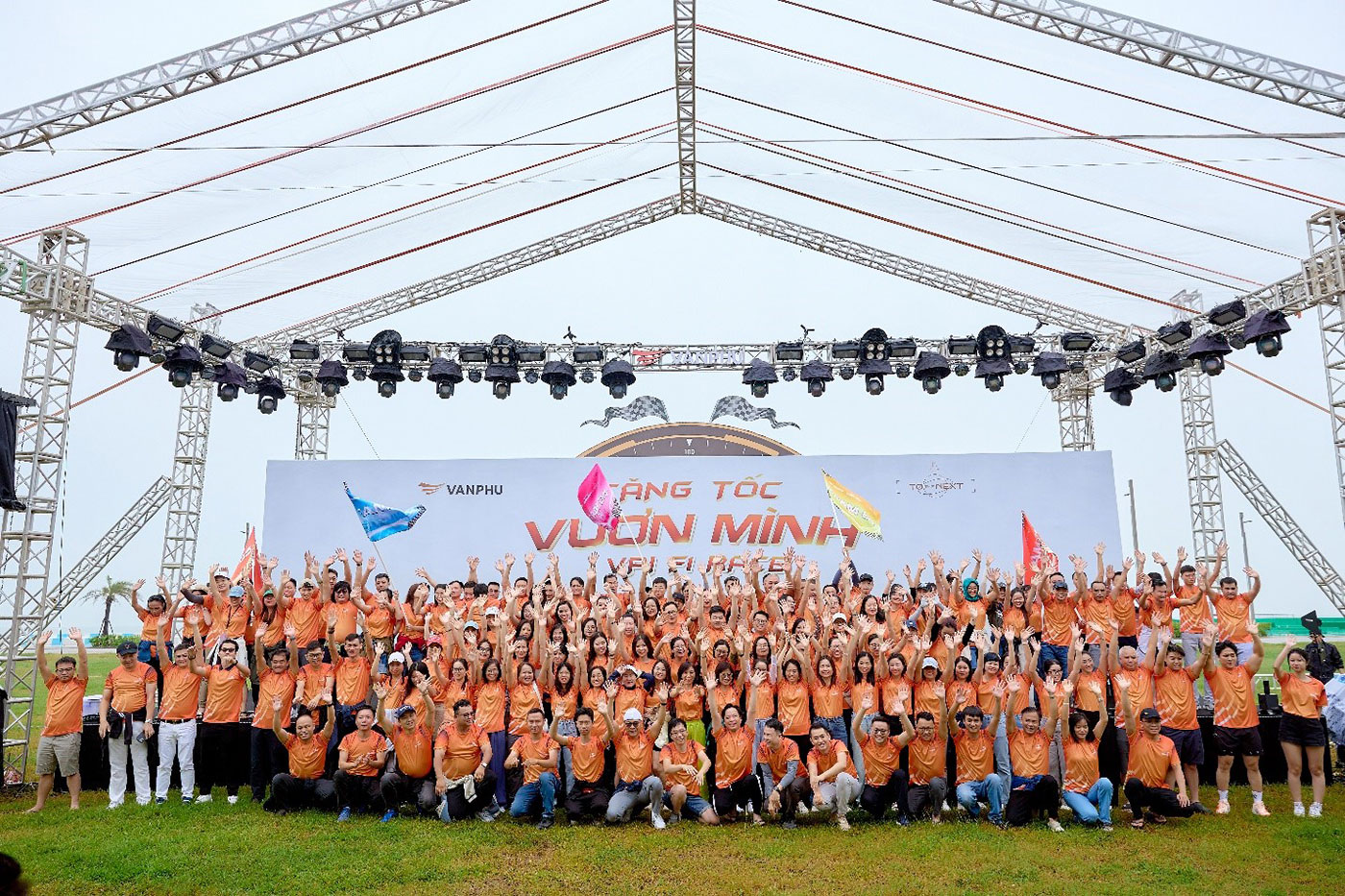 Văn Phú được vinh danh Top 100 nơi làm việc tốt nhất Việt Nam 2025 - Ảnh 2.