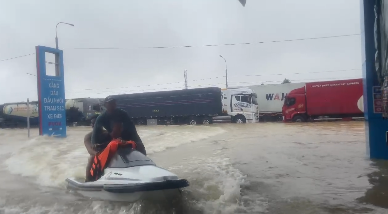 Mô tô nước từ Phan Thiết ra cứu hộ vùng ngập lụt Phú Yên cũ- Ảnh 2.