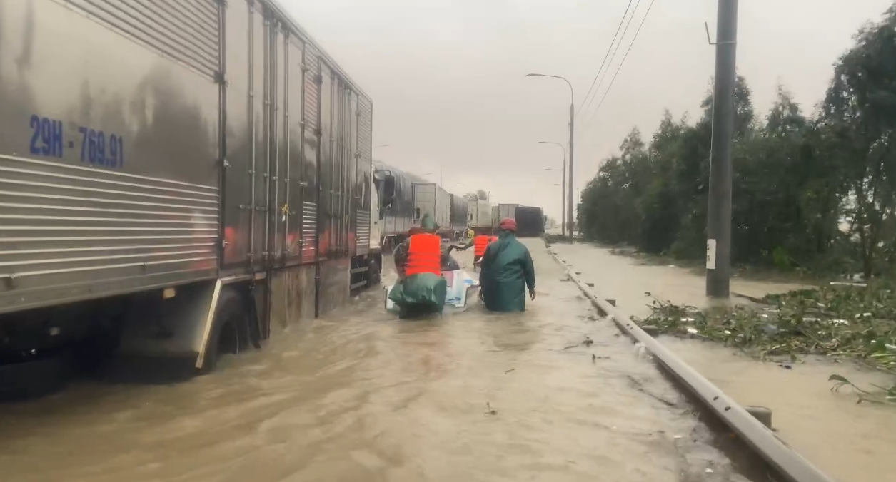 Mô tô nước từ Phan Thiết ra cứu hộ vùng ngập lụt Phú Yên cũ- Ảnh 3.