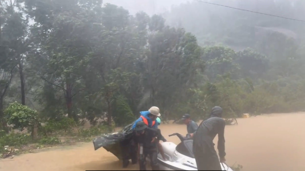 Mô tô nước từ Phan Thiết ra cứu hộ vùng ngập lụt Phú Yên cũ- Ảnh 1.