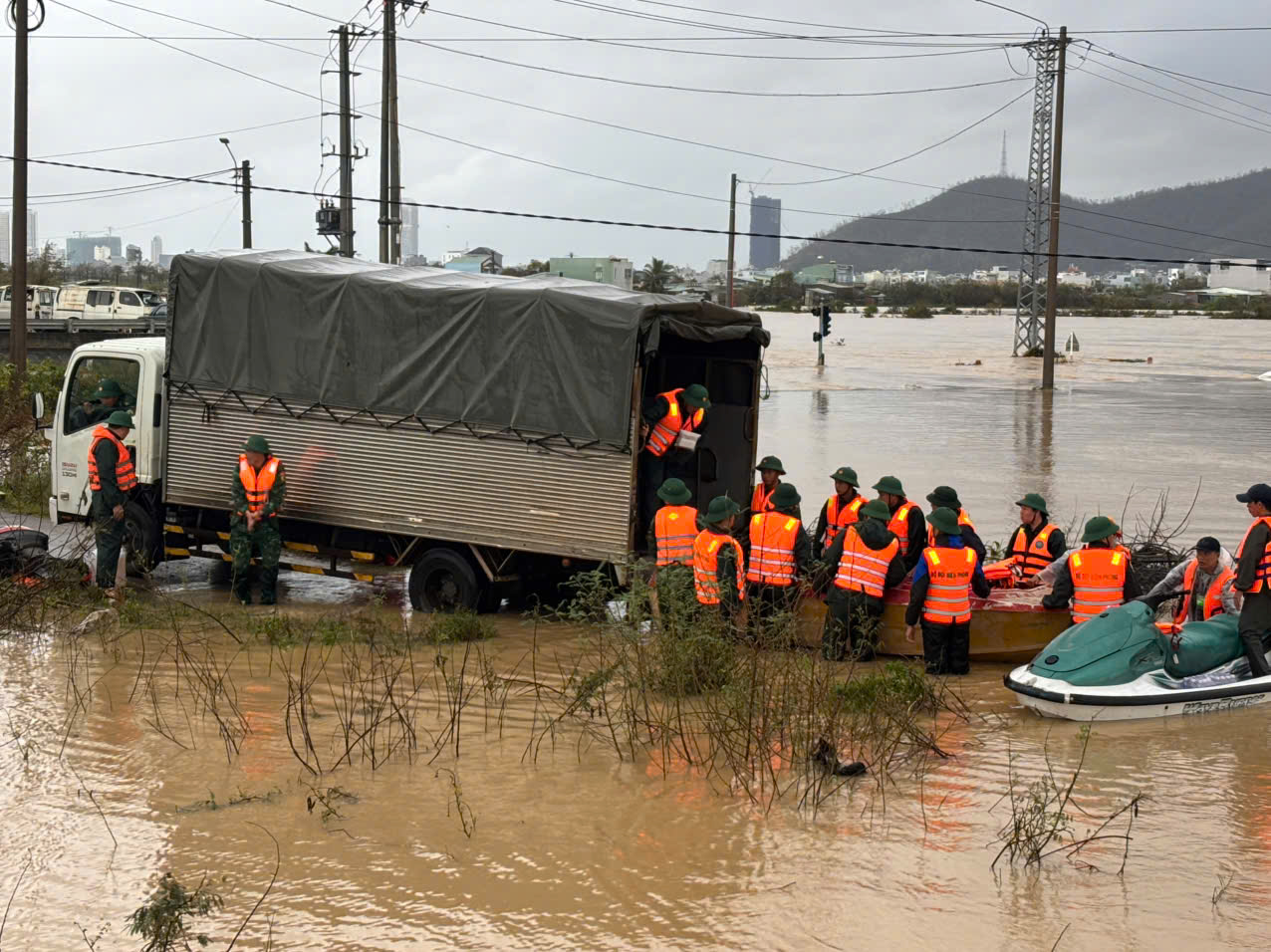 Quy Nhơn ngập lụt lịch sử: Thiếu tá biên phòng bị thương khi cứu dân- Ảnh 1.