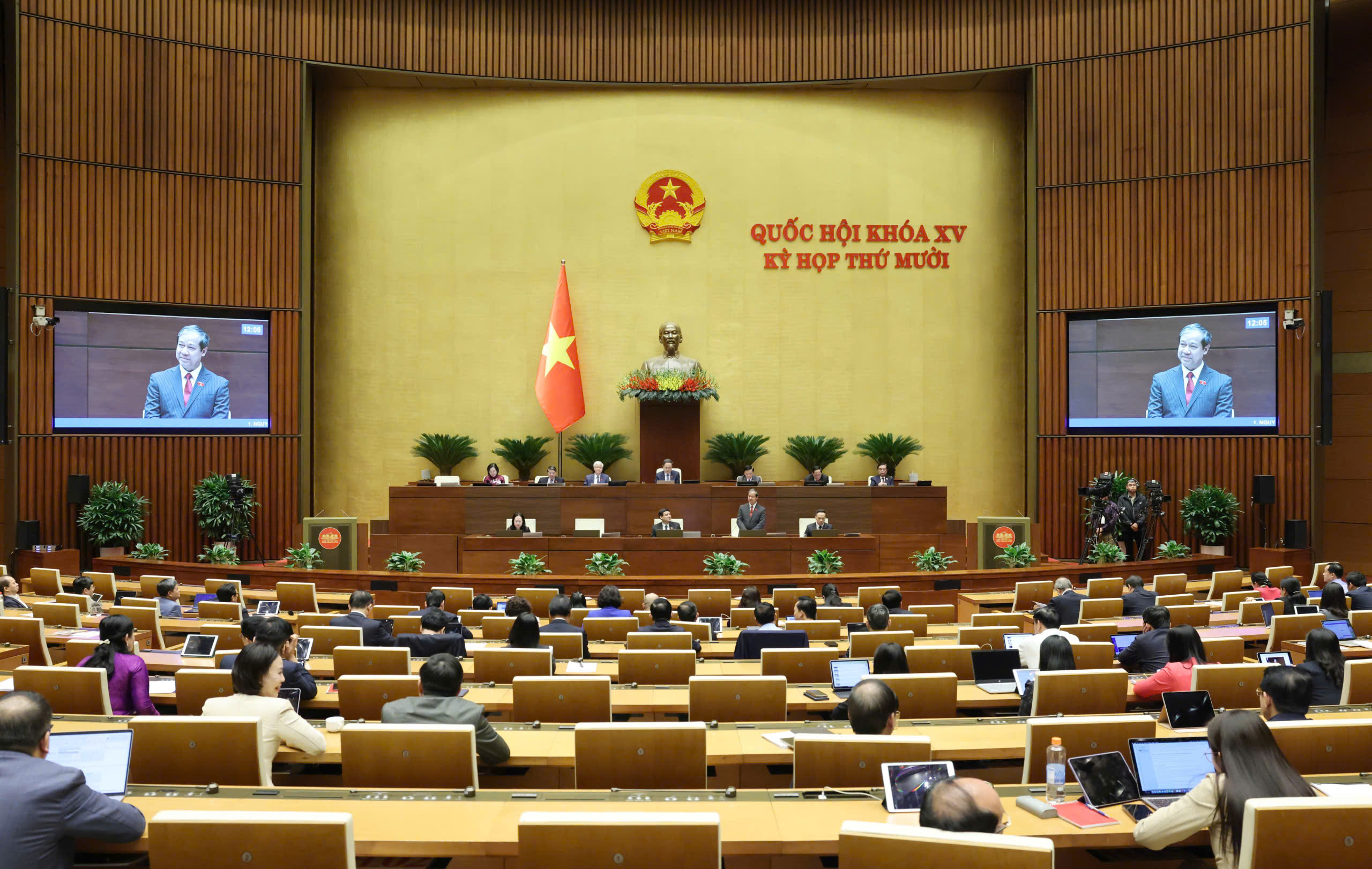 Tranh luận đưa đào tạo y tế về Bộ GD-ĐT, Bộ trưởng khẳng định 'không ôm đồm' - Ảnh 2.