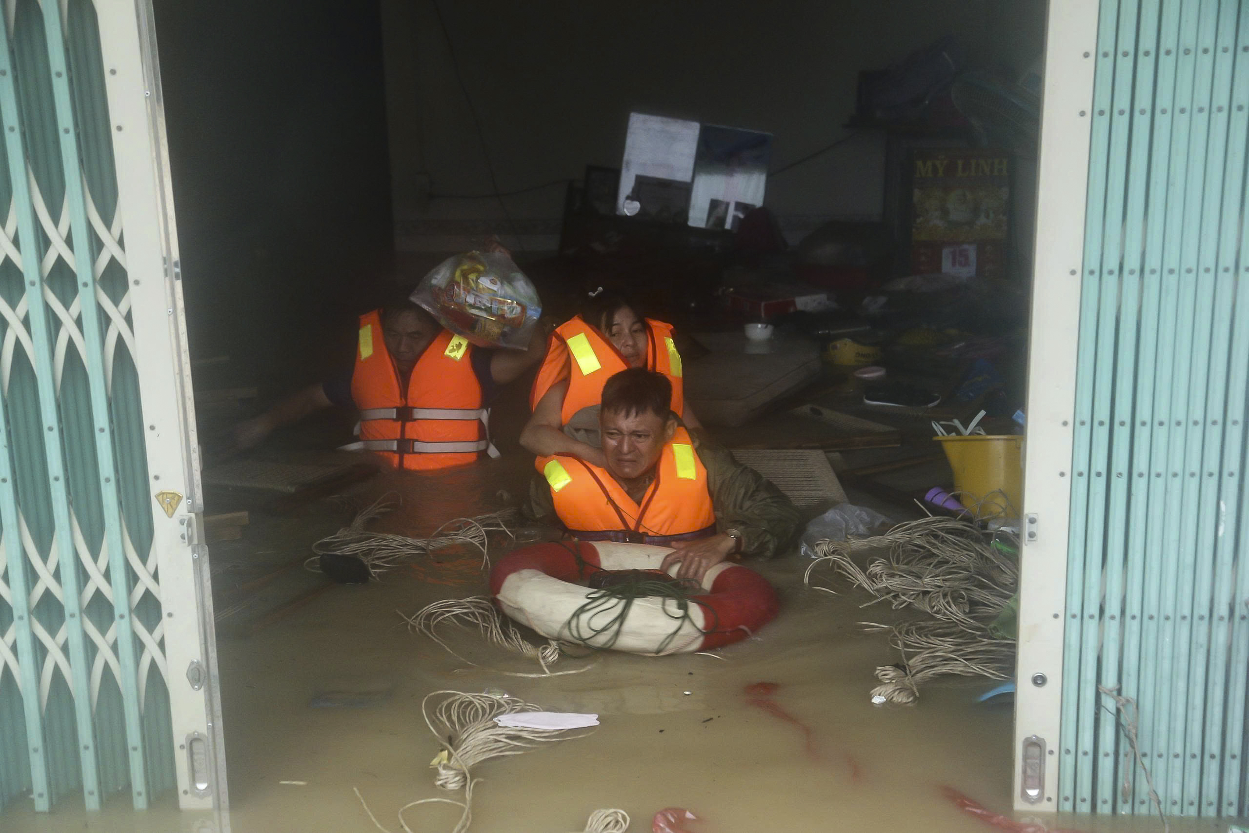 Gia Lai oằn mình vì lũ dữ: Bàng hoàng khi nhà trống hoắc, đàn bò theo nước cuốn đi - Ảnh 4.