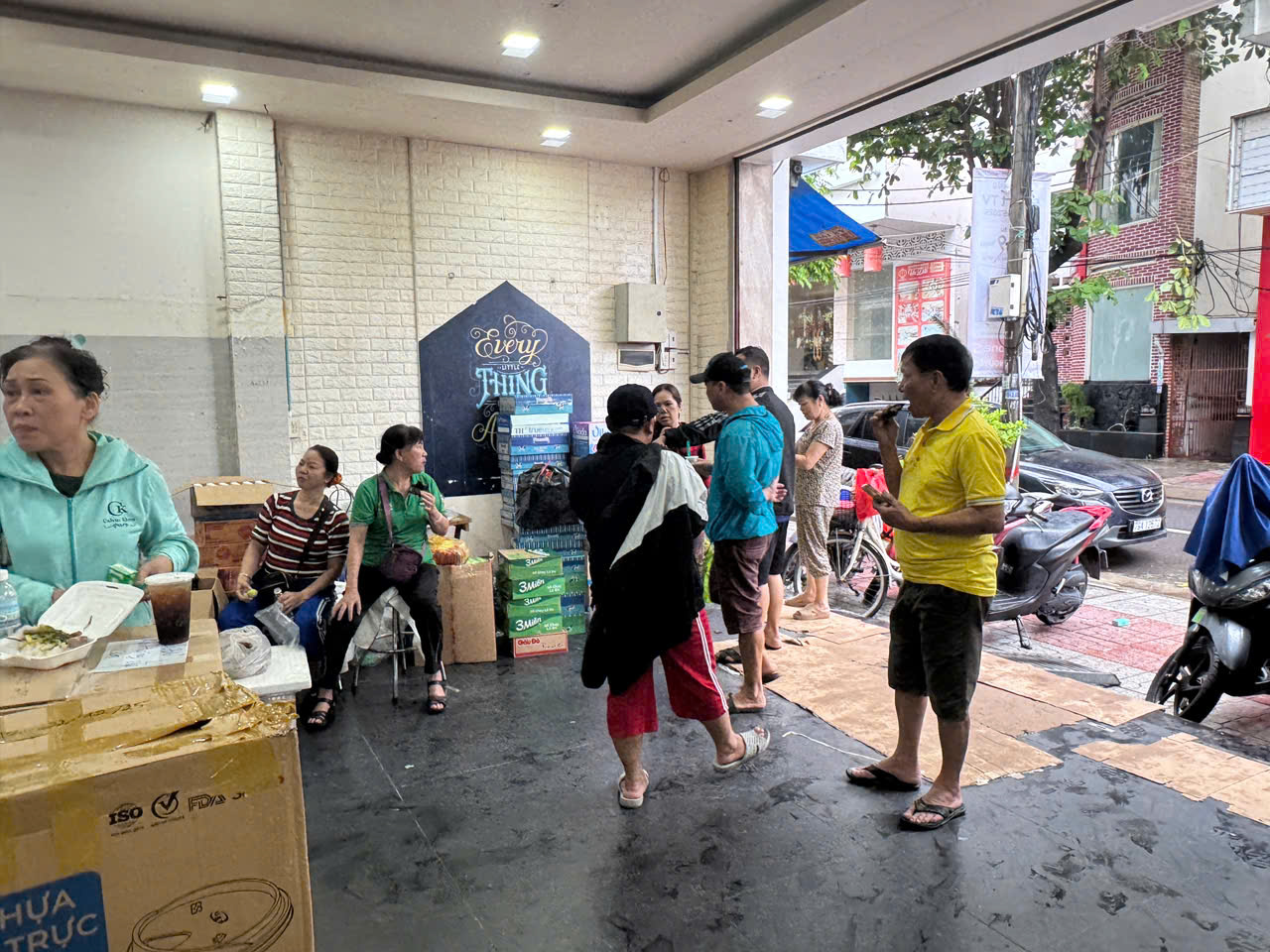 Ngập lụt Khánh Hòa, Đắk Lắk: Ấm áp nhà mới mua để người dưng tránh lũ- Ảnh 6.