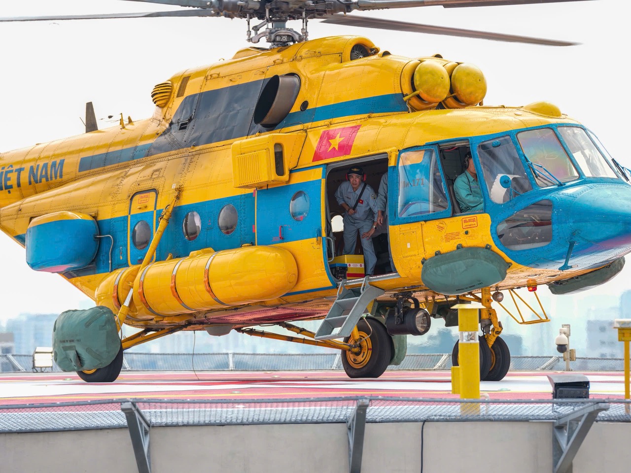 Bộ Quốc phòng điều máy bay trực thăng cứu trợ vùng lũ Khánh Hòa, Phú Yên cũ- Ảnh 1.
