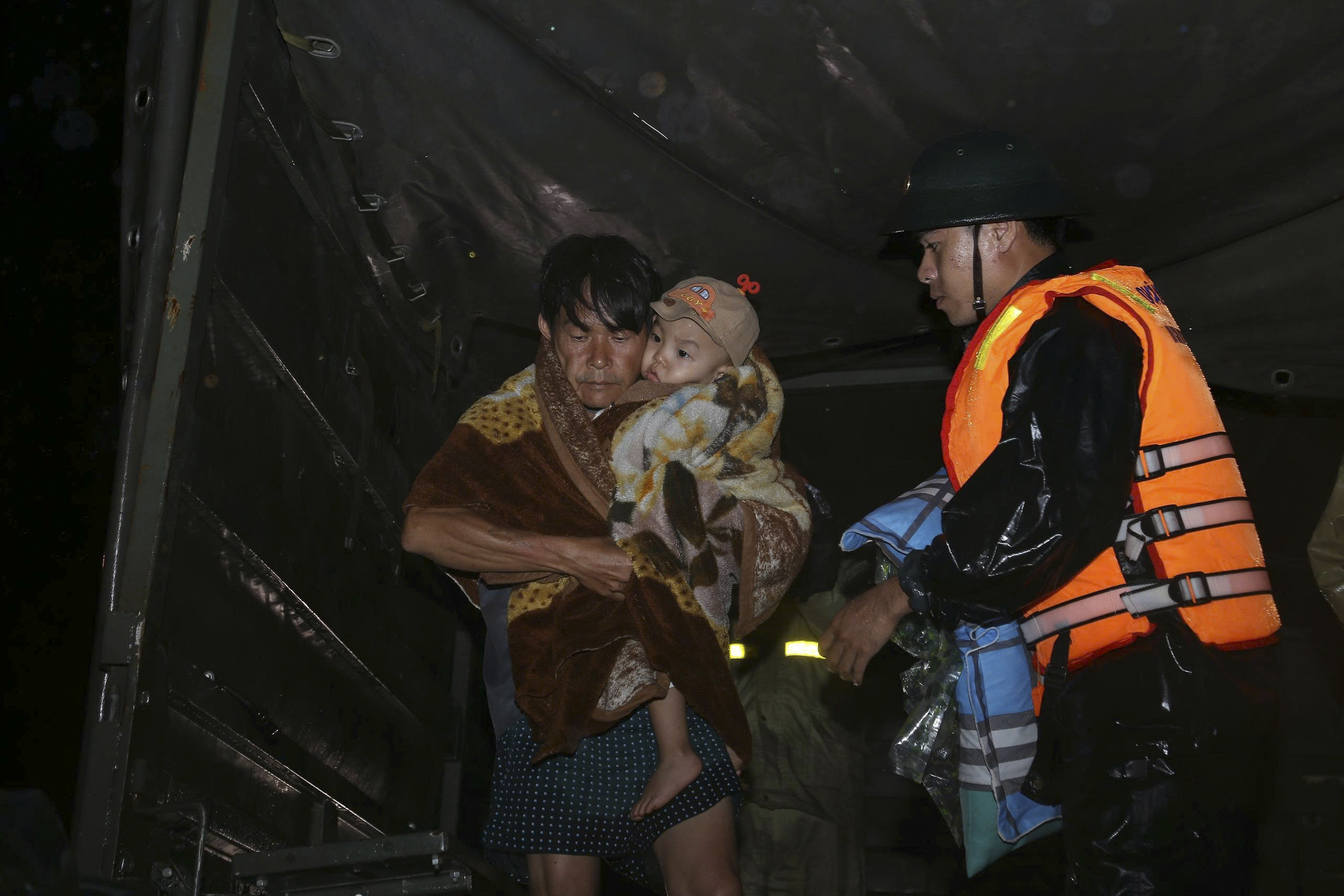 Gia Lai oằn mình vì lũ dữ: Bàng hoàng khi nhà trống hoắc, đàn bò theo nước cuốn đi - Ảnh 5.