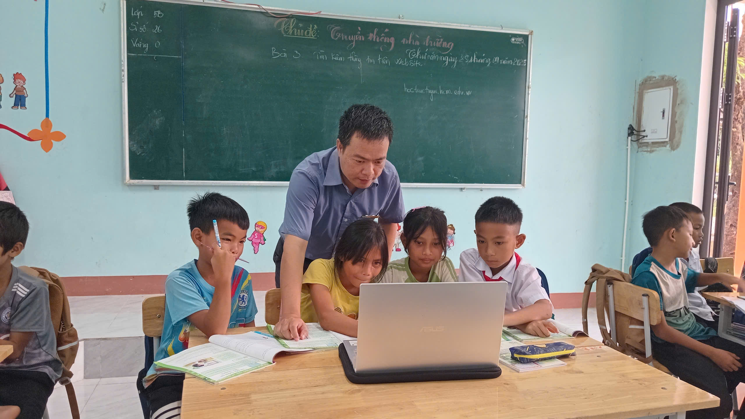 Thầy giáo ở Quảng Trị mang công nghệ đến các lớp học vùng biên - Ảnh 1.