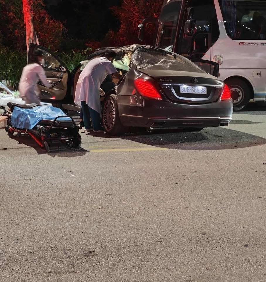 Xe sang Maybach S600 nát bét sau cú tông vào xe khách đỗ ven đường- Ảnh 4.