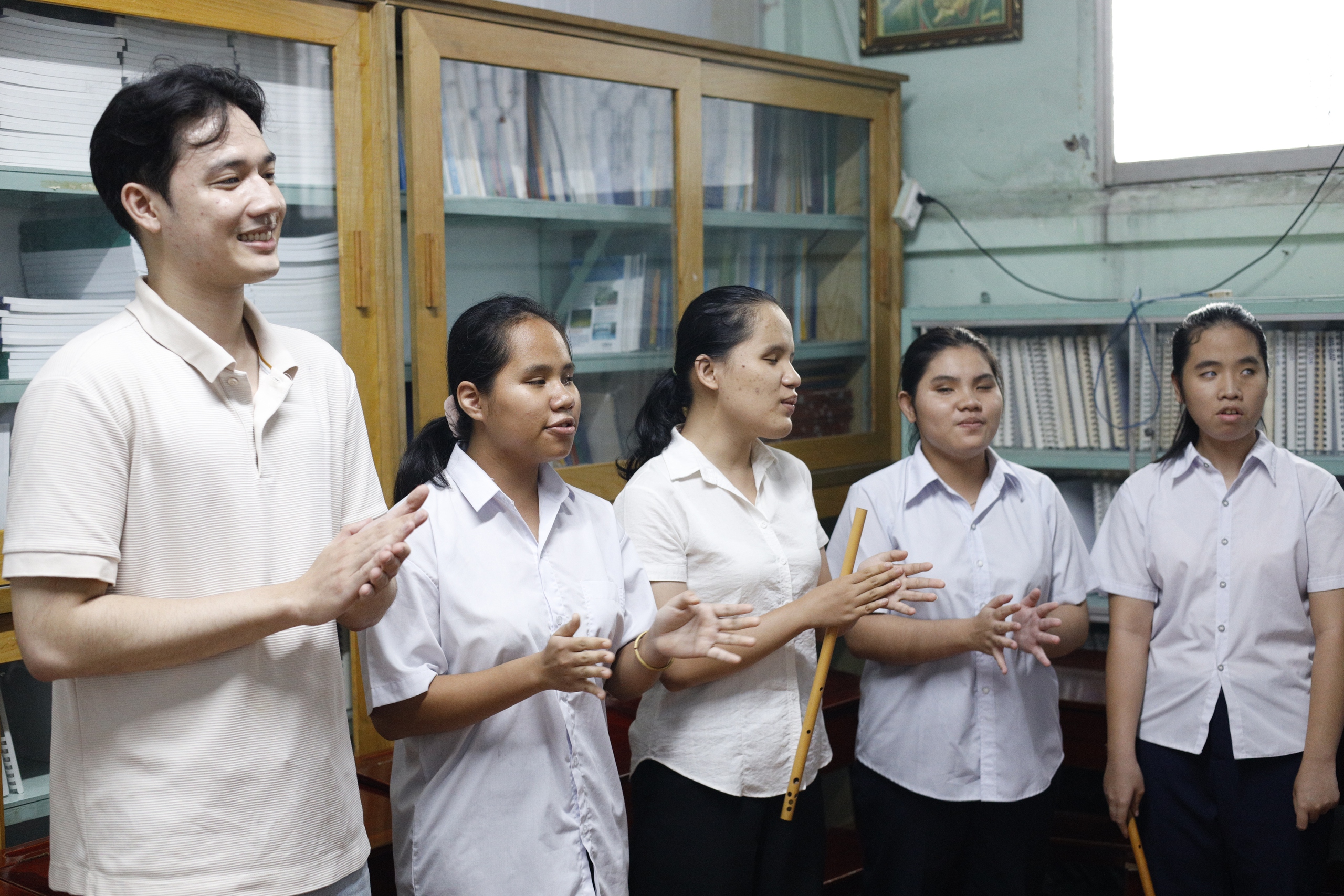 Á vương là thầy giáo tiếng Anh, mở lớp học đặc biệt- Ảnh 1.