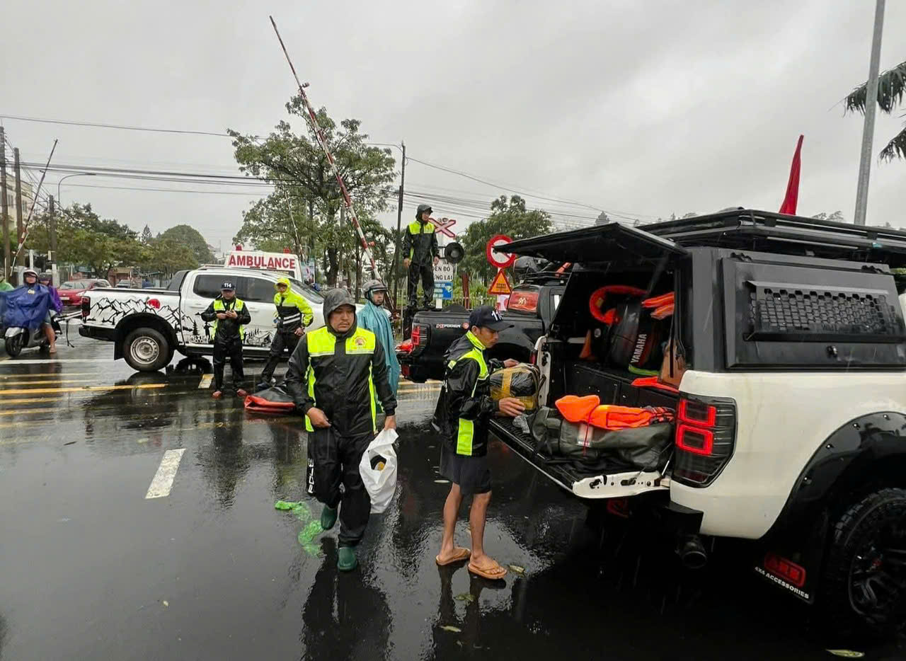 Đội xuồng hơi Đà Nẵng băng vùng ngập lụt Phú Yên cũ cứu dân bị cô lập- Ảnh 1. Đội xuồng hơi Đà Nẵng băng vùng ngập lụt Phú Yên cũ cứu dân bị cô lập- Ảnh 1.