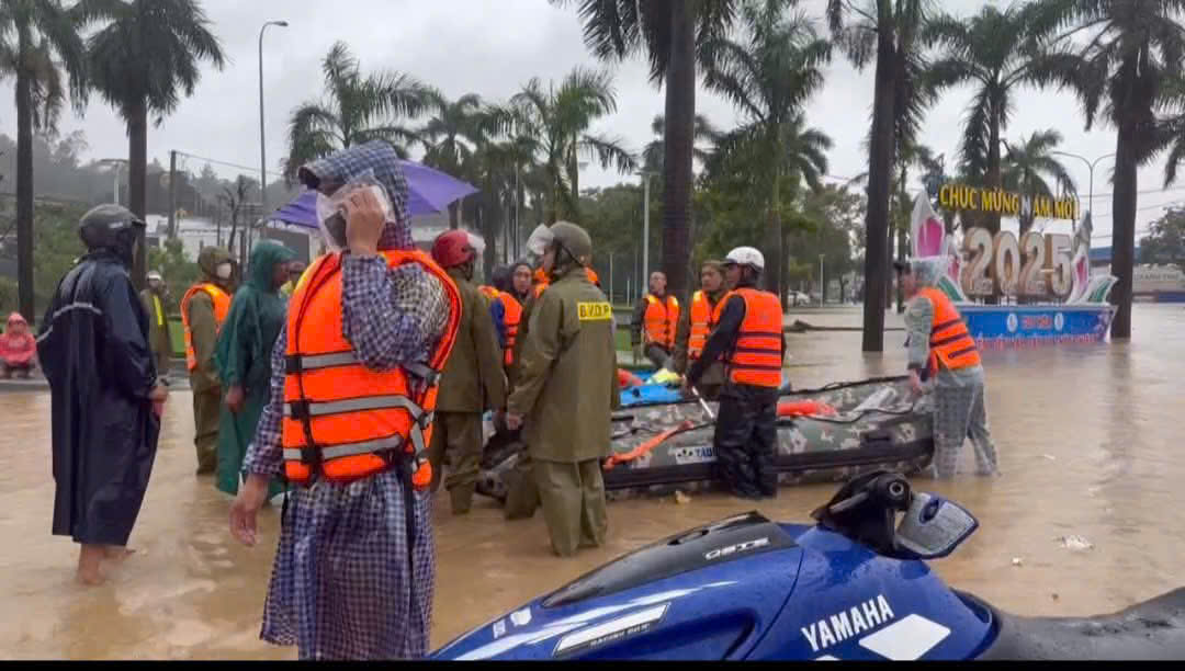Đội xuồng hơi Đà Nẵng băng vùng ngập lụt Phú Yên cũ cứu dân bị cô lập- Ảnh 2. Đội xuồng hơi Đà Nẵng băng vùng ngập lụt Phú Yên cũ cứu dân bị cô lập- Ảnh 2.