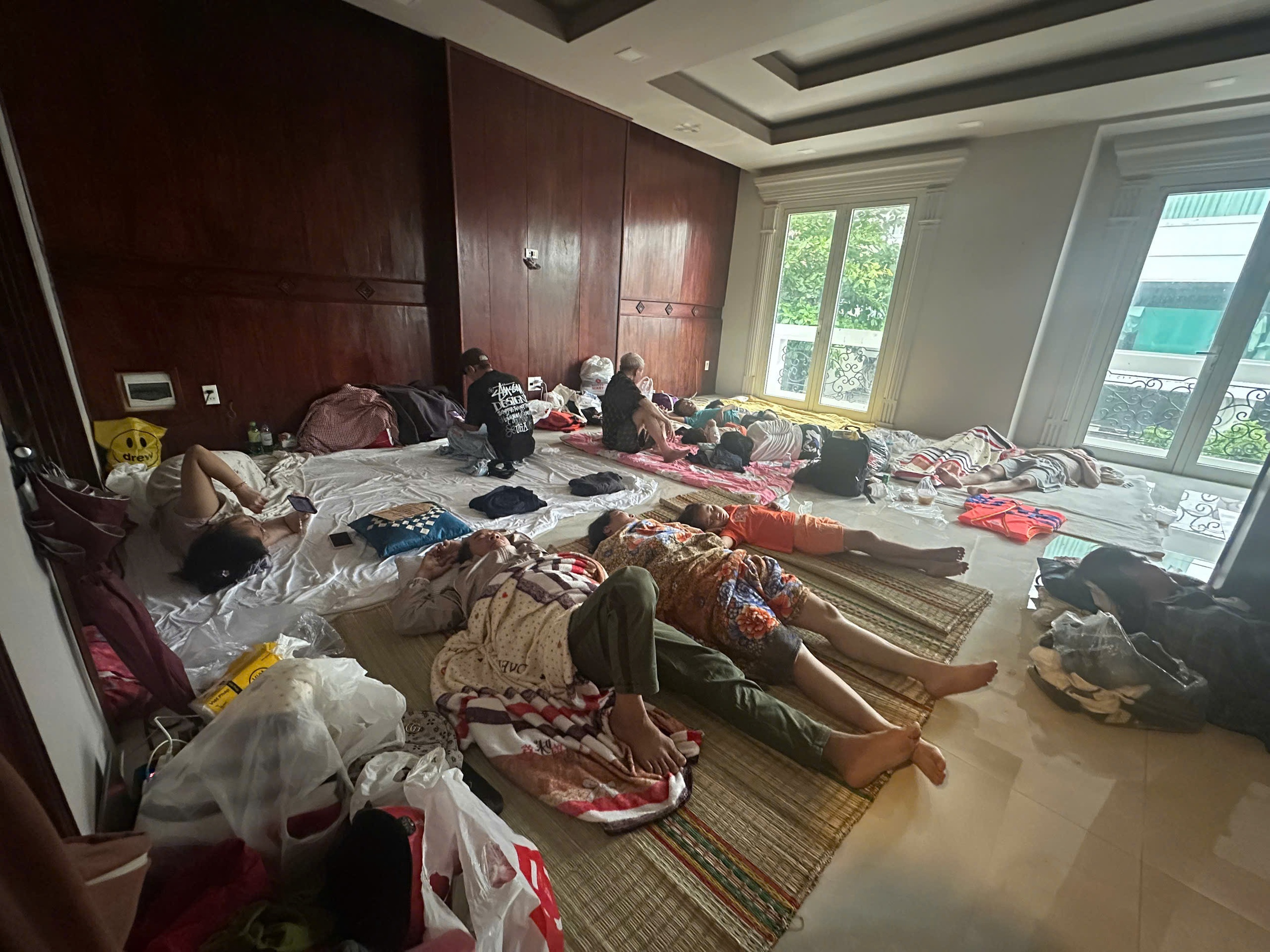 Ngập lụt Khánh Hòa, Đắk Lắk: Ấm áp nhà mới mua để người dưng tránh lũ- Ảnh 2.