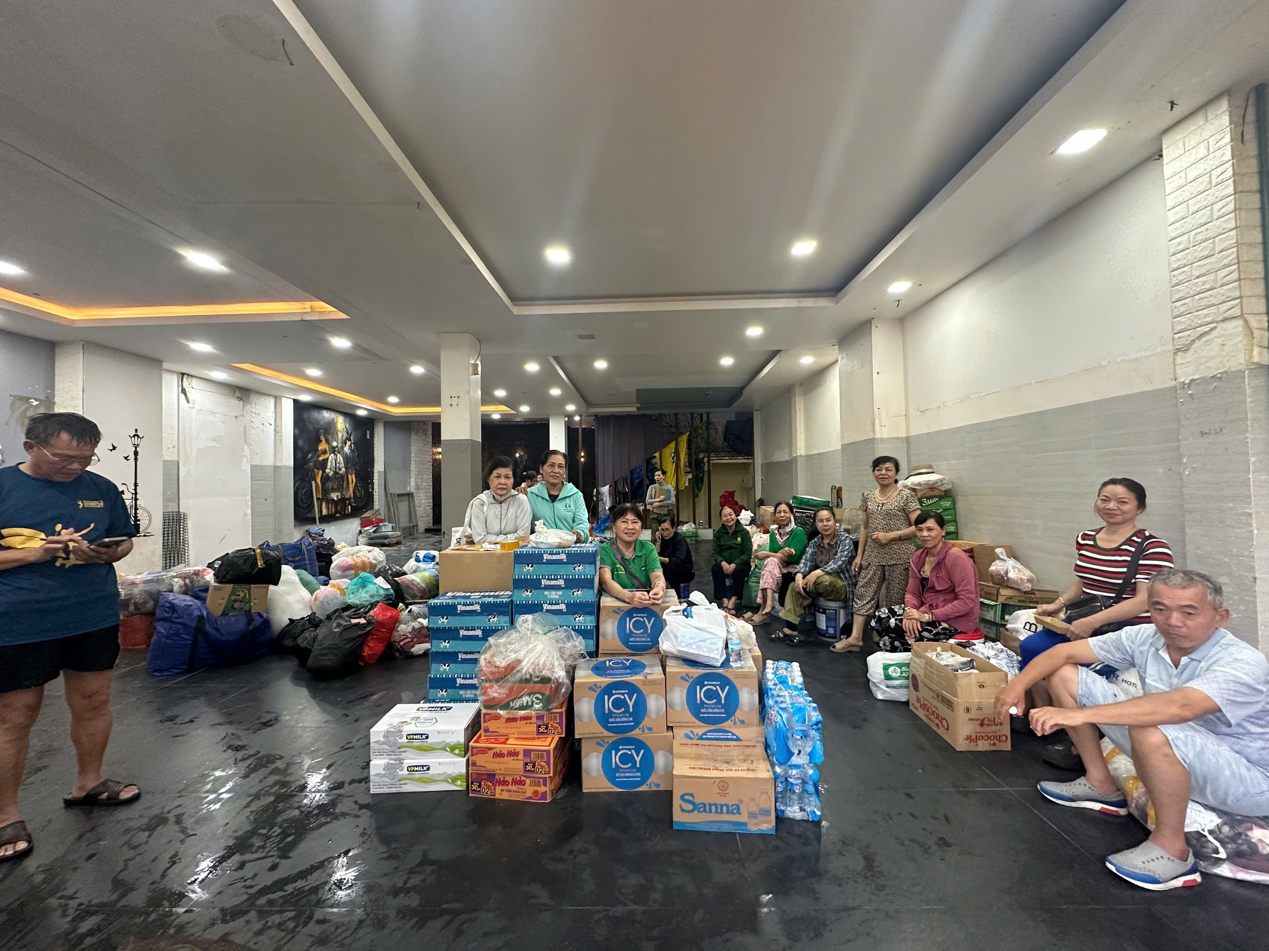 Ngập lụt Khánh Hòa, Đắk Lắk: Ấm áp nhà mới mua để người dưng tránh lũ- Ảnh 4.