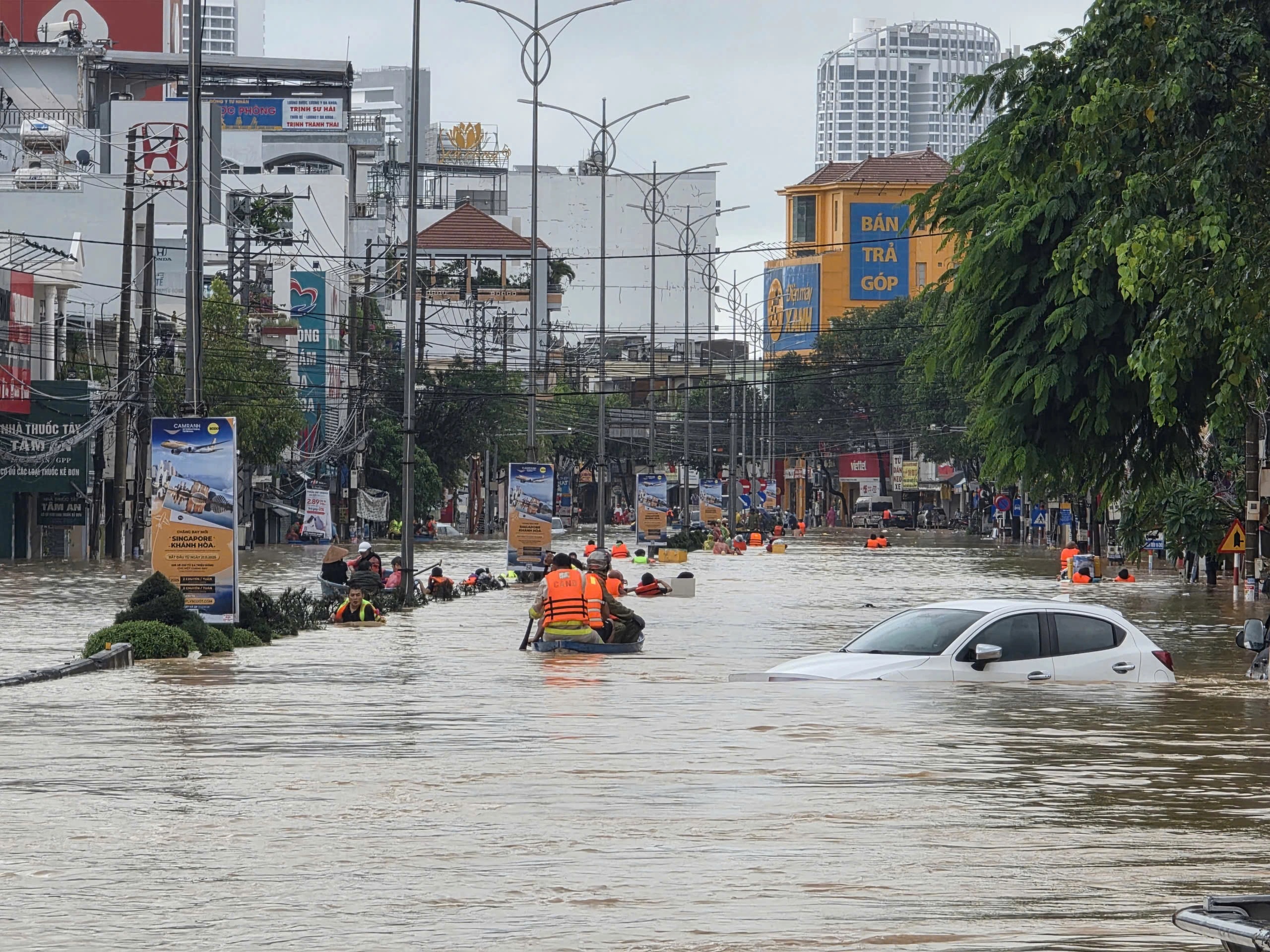 Tổng lực ứng phó ngập lụt lịch sử - Ảnh 3.
