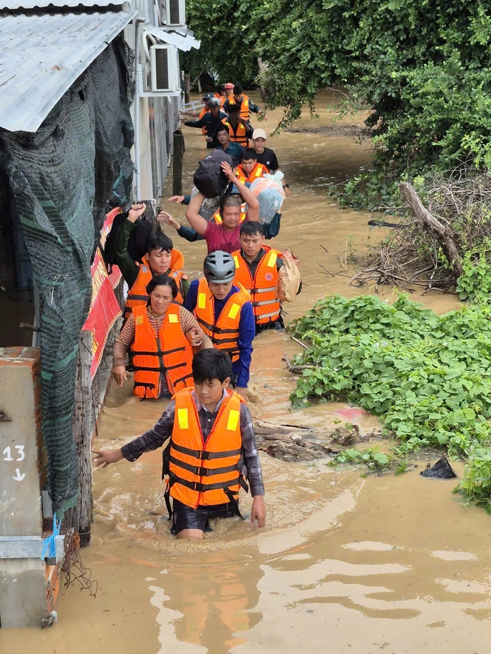 Tổng lực ứng phó ngập lụt lịch sử - Ảnh 5.