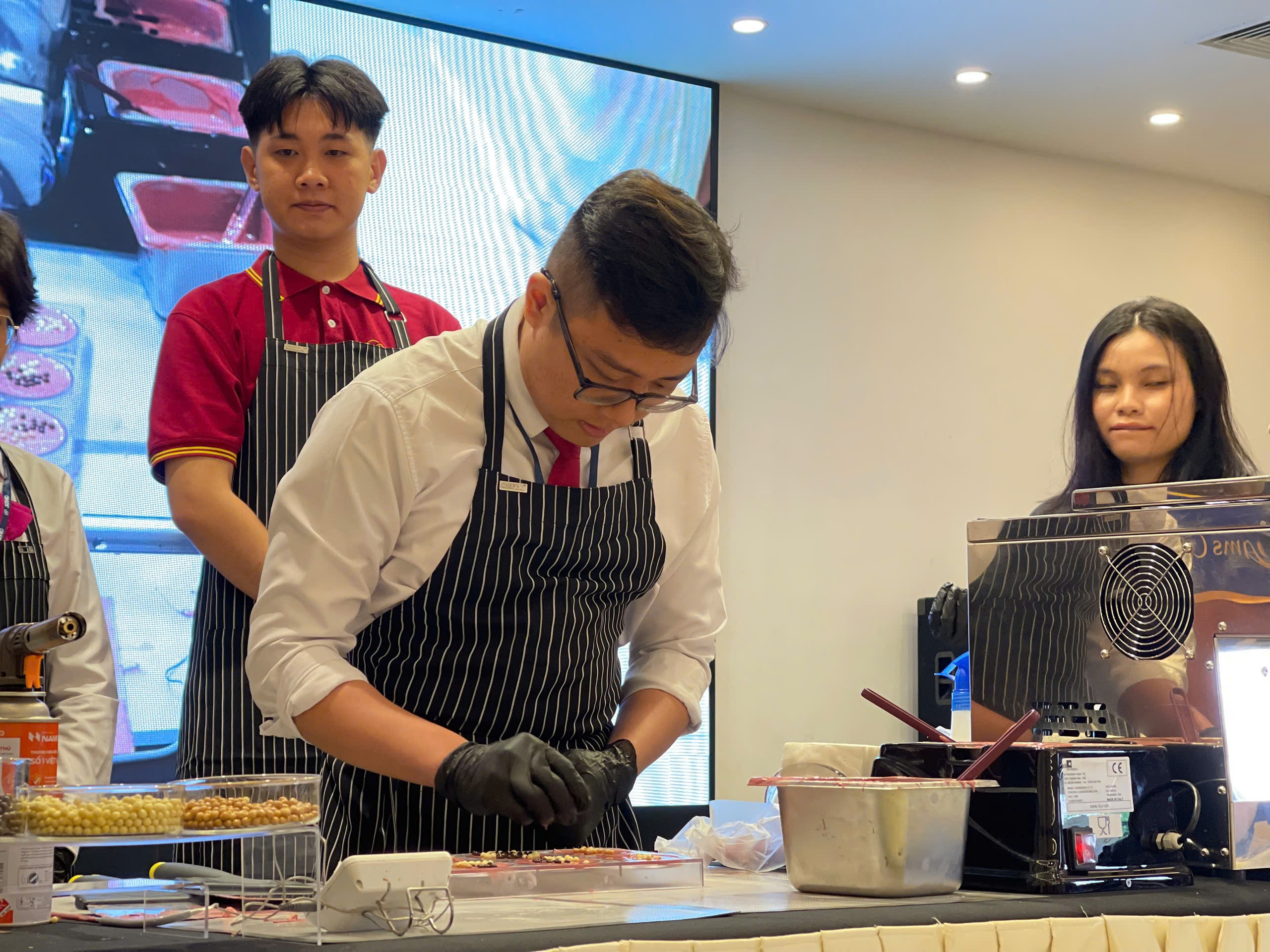 F&B 'khát' nhân sự mùa cao điểm: Sinh viên ngành nào được săn đón? - Ảnh 2.