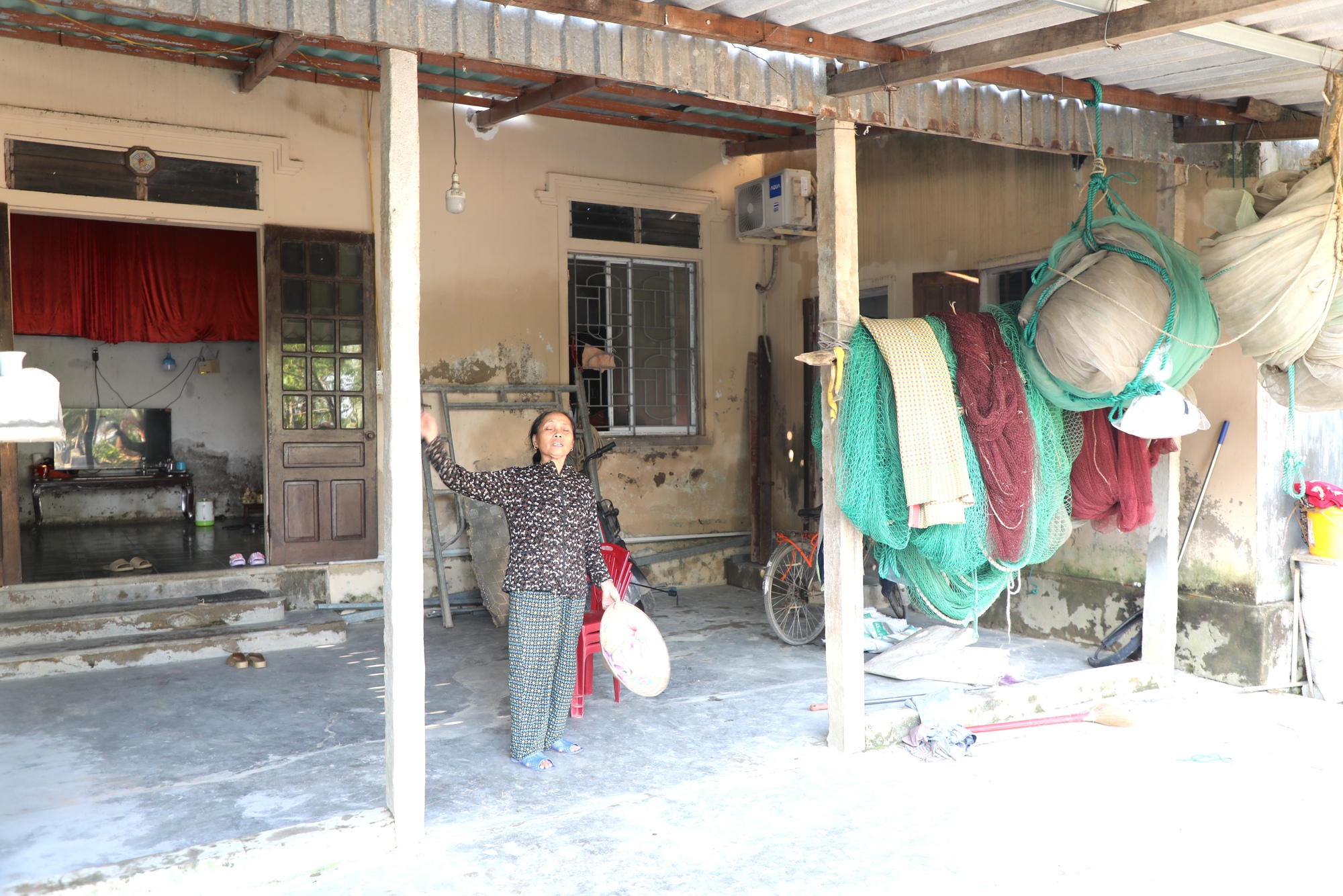 Khu tái định cư thành bãi chăn bò, dân mỏi mòn chờ nơi ở - Ảnh 1.