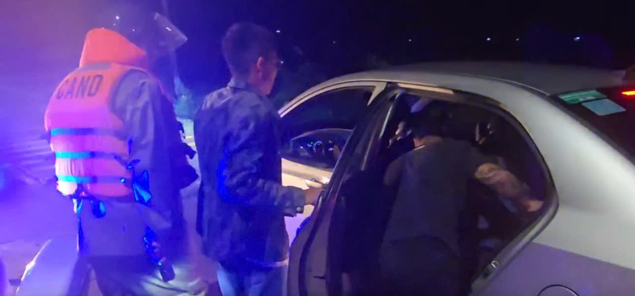 Mưa lũ Gia Lai: Công an cứu 2 trường hợp gặp nạn trong đêm - Ảnh 1.