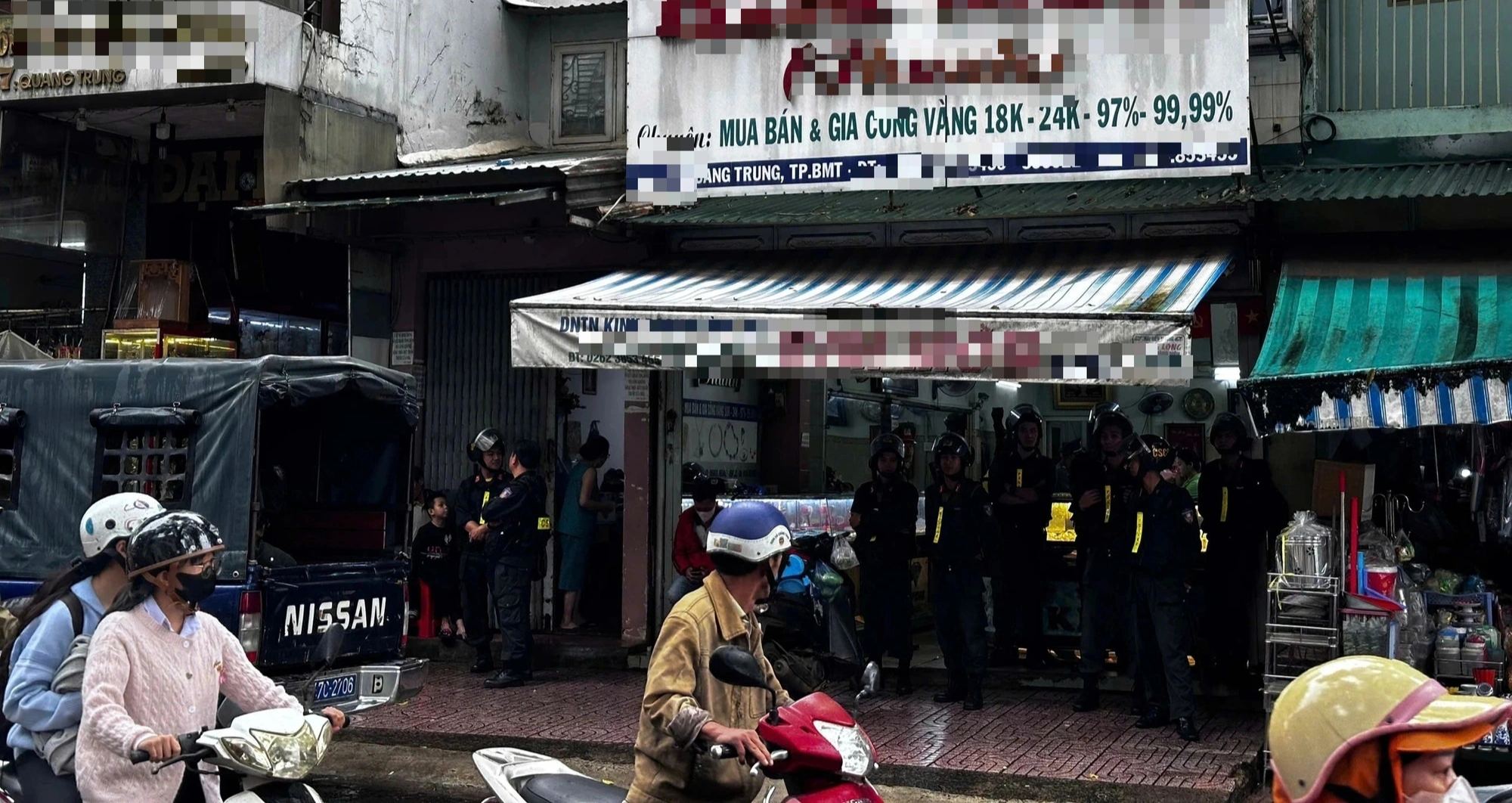 Công an xuất hiện tại tiệm vàng nổi tiếng ở Buôn Ma Thuột - Ảnh 1.
