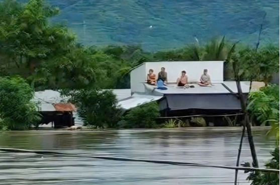 Mưa lớn 1.200 mm, lũ miền Trung vượt đỉnh lịch sử, ngập lụt còn kéo dài - Ảnh 1.