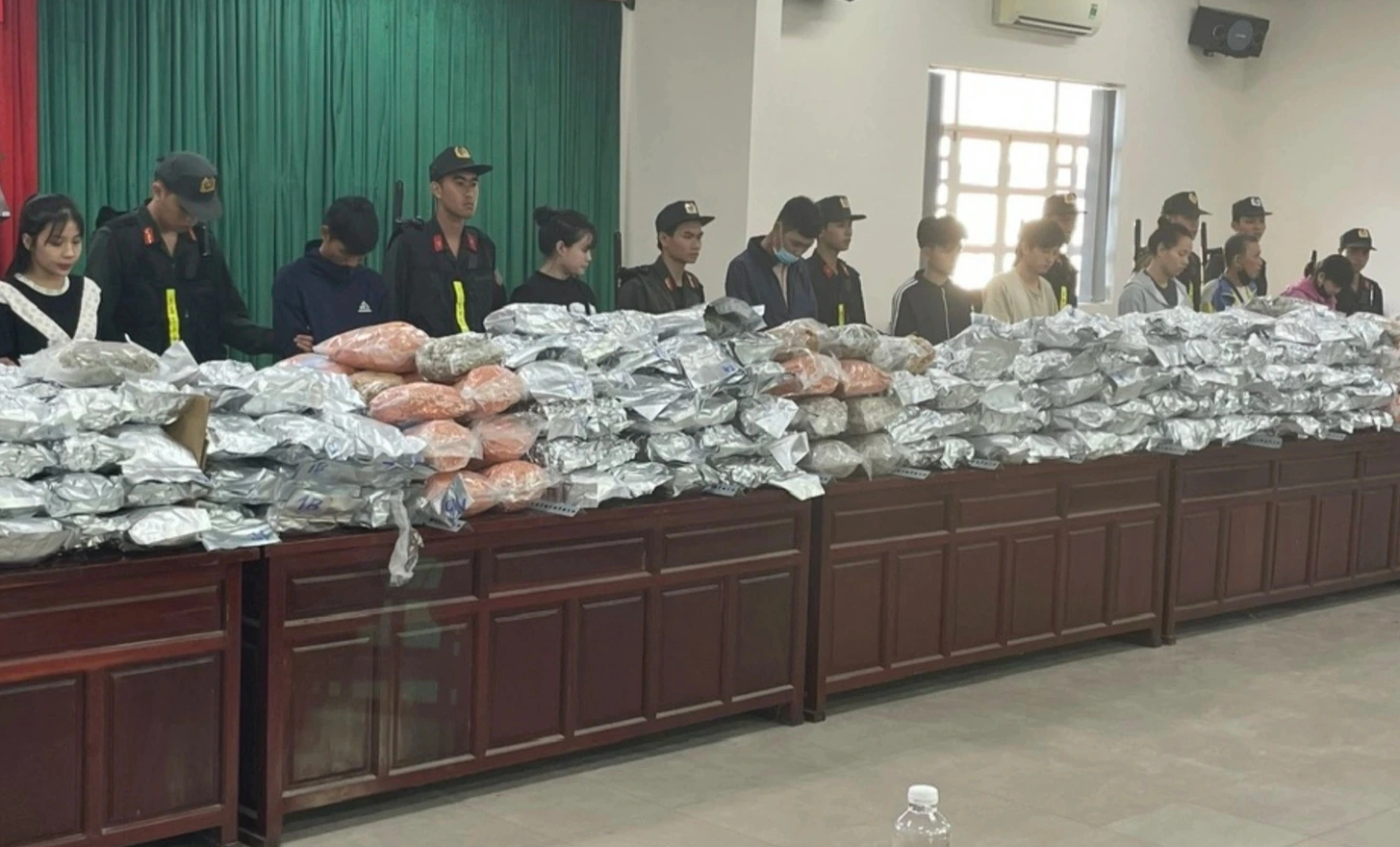 Lộ đường dây ma túy khủng từ nhóm ‘cô tiên thơm’ - Ảnh 1.