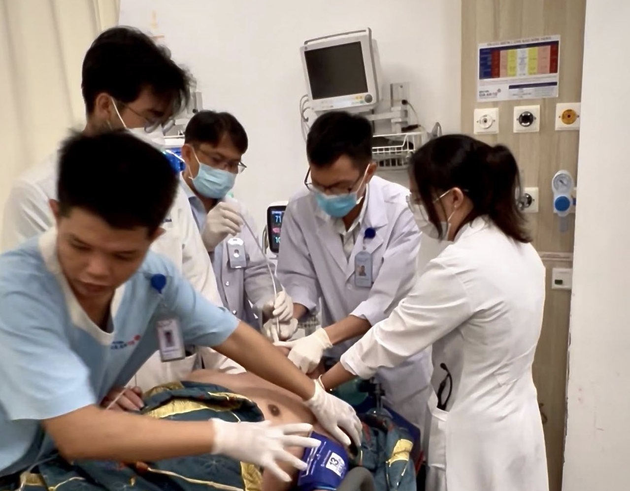 Bác sĩ cảnh báo nguy cơ đột quỵ ở khi tự ý bỏ thuốc tăng huyết áp - Ảnh 1.