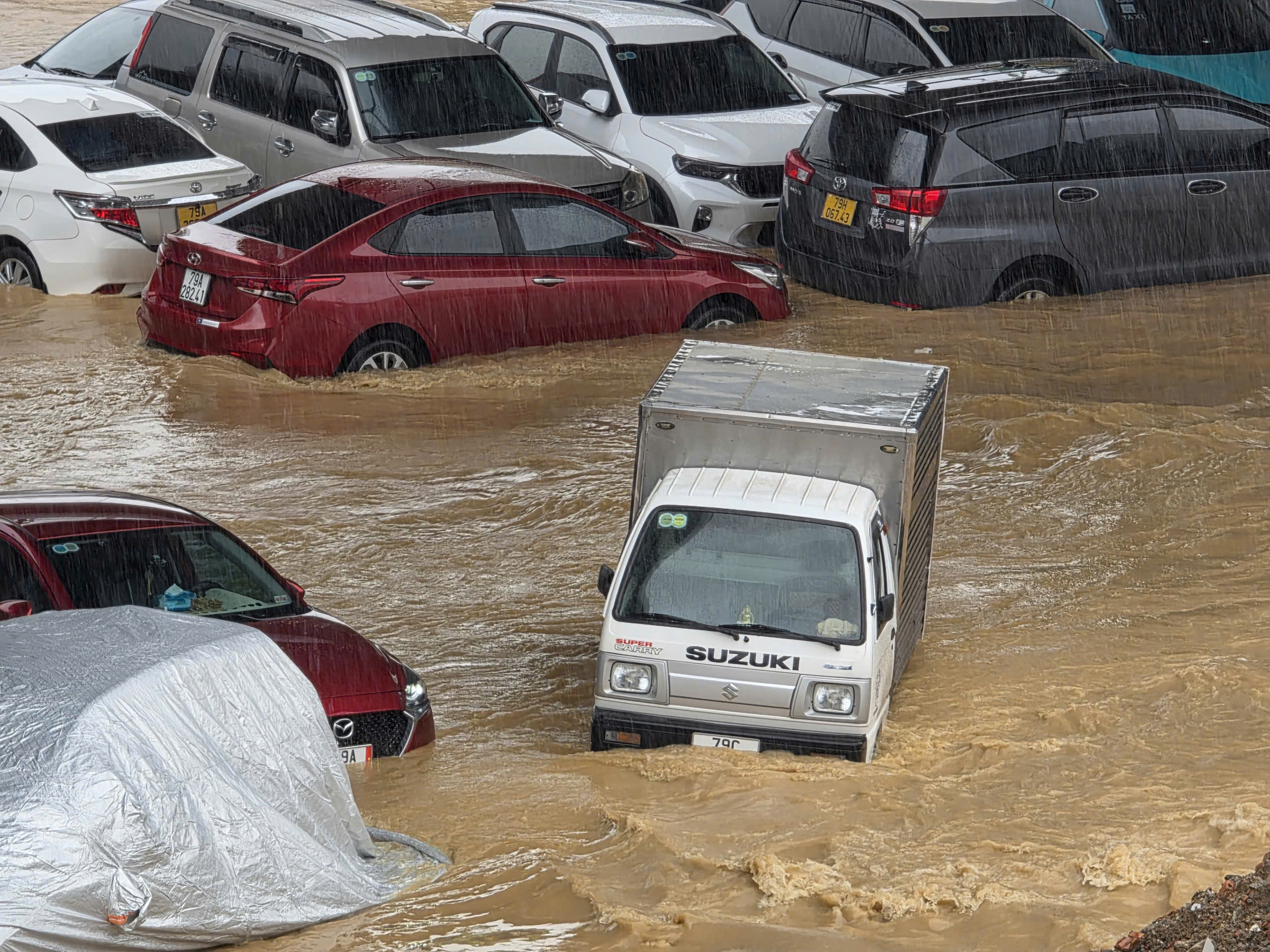 Ngập lụt ở Khánh Hòa: Quân đội, công an suốt đêm ngày cứu người già, trẻ em- Ảnh 15.