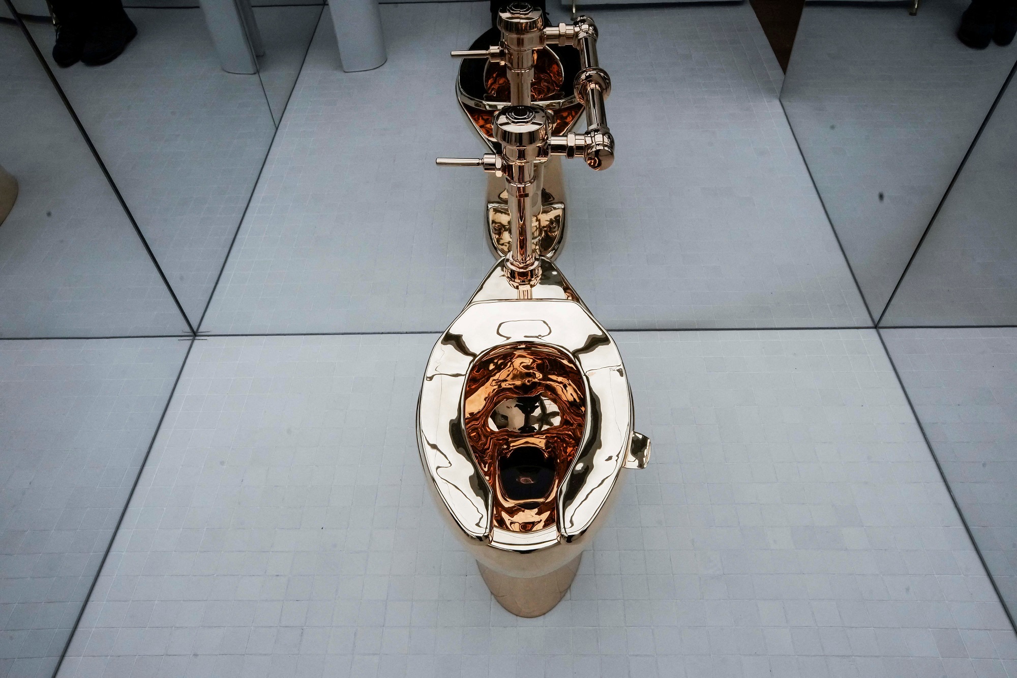 Bên mua chiếc bồn cầu vàng nặng hơn 101 kg lên tiếng - Ảnh 1.