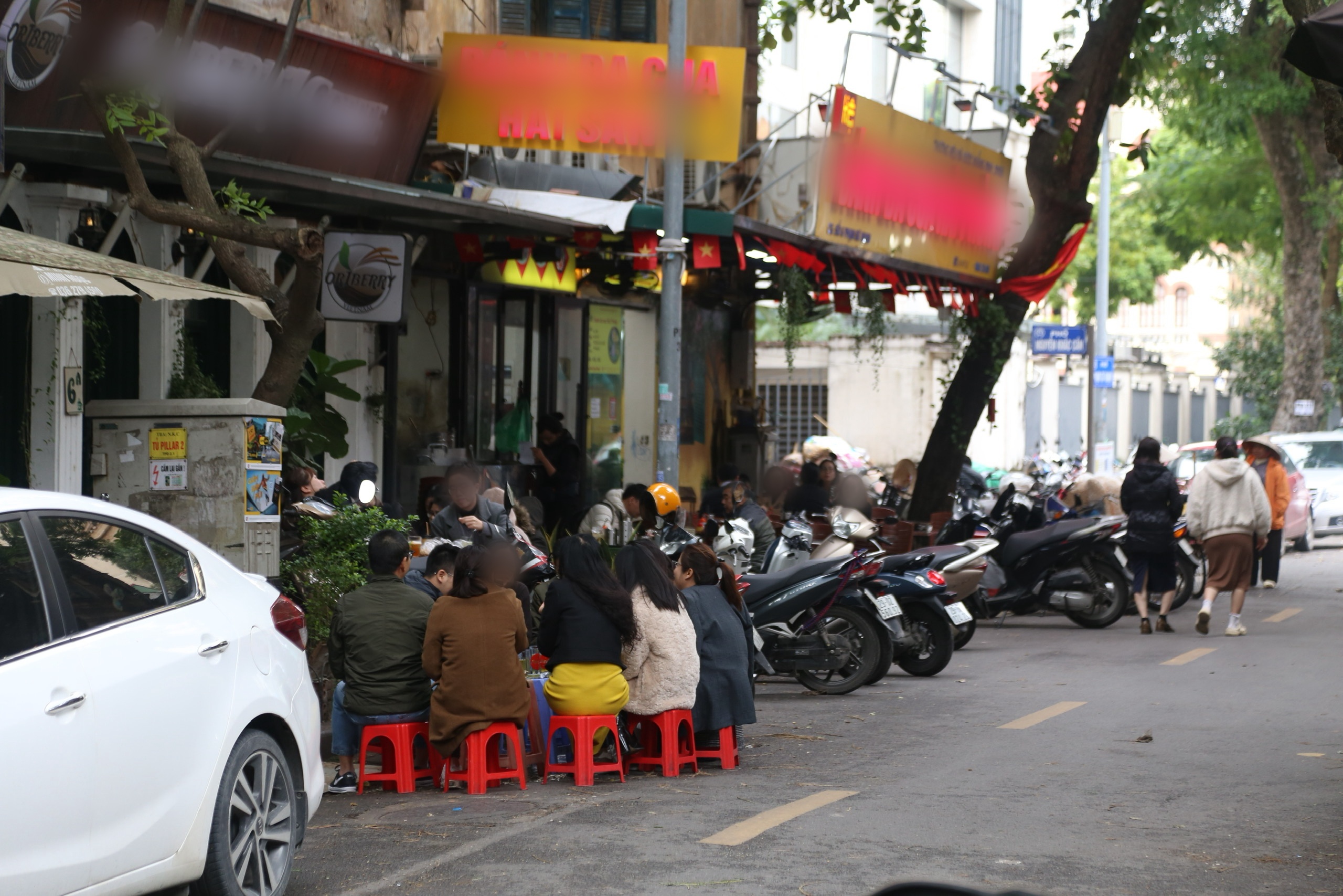 Hà Nội: Nhức nhối tình trạng chiếm dụng hè phố ở 3 phường thí điểm kiểu mẫu - Ảnh 4.