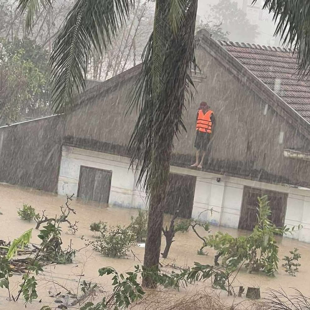 Người dân vùng ngập lụt Khánh Hòa, Phú Yên cũ kêu cứu 'có thai phụ và người già'- Ảnh 1. Người dân vùng ngập lụt Khánh Hòa, Phú Yên cũ kêu cứu 'có thai phụ và người già'- Ảnh 1.