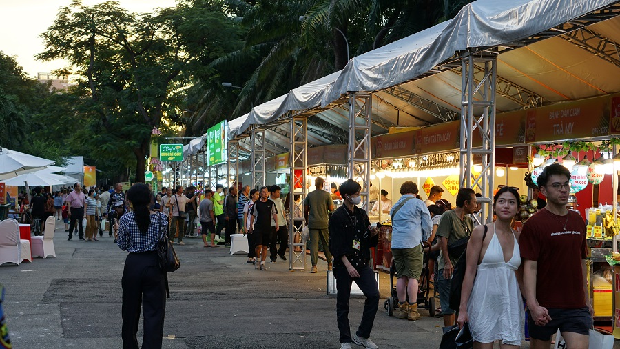 រឹតបន្តឹងសុវត្ថិភាពម្ហូបអាហារក្នុងពិធីបុណ្យគុយទាវឆ្ងាញ់នៅទីក្រុងហូជីមិញ - រូបថត ១. Siết chặt an toàn thực phẩm ở ngày hội món ngon từ bún ở TP.HCM- Ảnh 1.