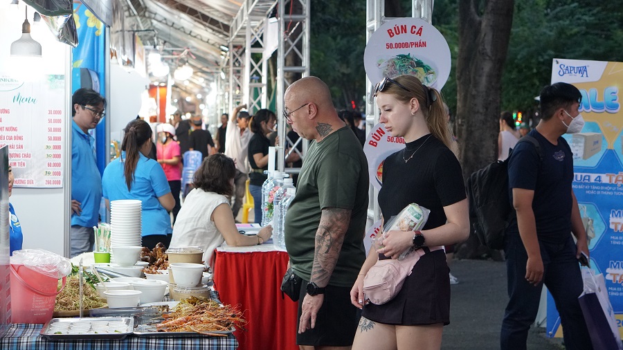 រឹតបន្តឹងសុវត្ថិភាពម្ហូបអាហារក្នុងពិធីបុណ្យគុយទាវឆ្ងាញ់នៅទីក្រុងហូជីមិញ - រូបថត ២. Siết chặt an toàn thực phẩm ở ngày hội món ngon từ bún ở TP.HCM- Ảnh 2.