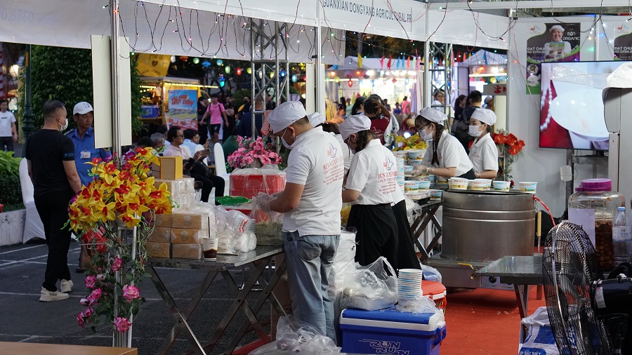 រឹតបន្តឹងសុវត្ថិភាពម្ហូបអាហារក្នុងពិធីបុណ្យគុយទាវឆ្ងាញ់នៅទីក្រុងហូជីមិញ - រូបថត ៣. Siết chặt an toàn thực phẩm ở ngày hội món ngon từ bún ở TP.HCM- Ảnh 3.