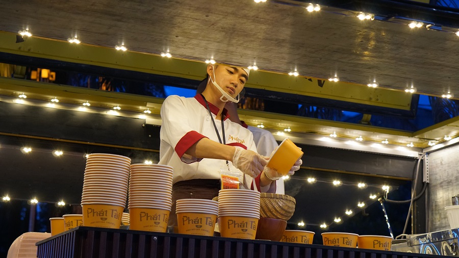 រឹតបន្តឹងសុវត្ថិភាពម្ហូបអាហារក្នុងពិធីបុណ្យគុយទាវឆ្ងាញ់នៅទីក្រុងហូជីមិញ - រូបថត ៤. Siết chặt an toàn thực phẩm ở ngày hội món ngon từ bún ở TP.HCM- Ảnh 4.